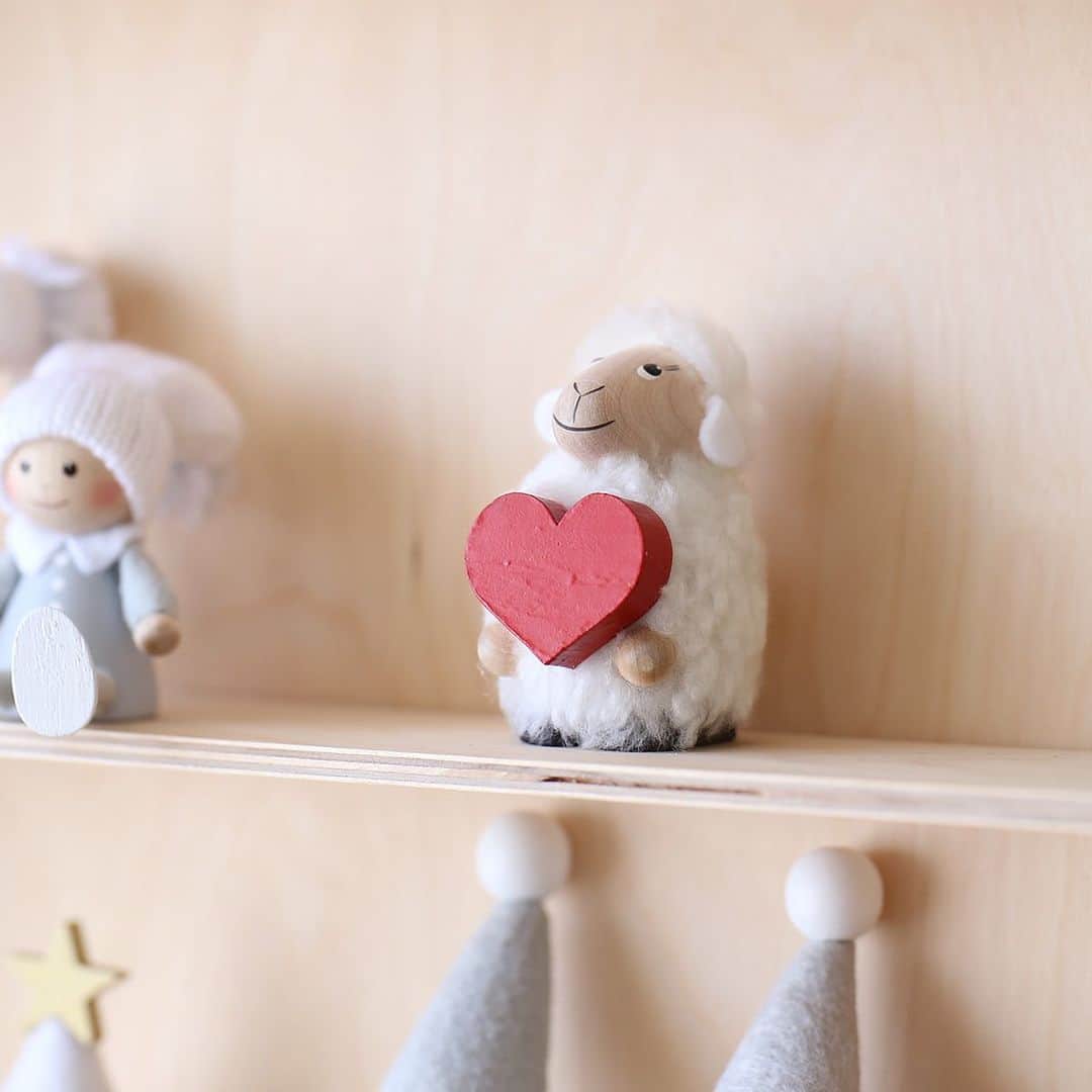 KOZLIFEさんのインスタグラム写真 - (KOZLIFEInstagram)「お部屋にクリスマスのムードを 連れてきてくれるノルディカニッセ。 今年もハートを大事に抱えたニッセと 羊さんを発見しました！ この2体はちょっと特別で、 売上の一部が日本ユニセフ協会に 寄付されるんです。 今年のホリデーは、 誰かを想うあたたかな気持ちを ニッセに託してみてはいかがでしょうか。。。  -登場のアイテム- NORDIKA DESIGN/ニッセ ◎商品は当店トップページのリンクor画像を タップしてください。 @kozlife_tokyo  #KOZLIFE #コズライフ #japan #LoveFoodLoveLife #Interior #instahome #instagood #instajapan #nisse #NORDIKADESIGN #ニッセ #暮らし #北欧雑貨 #丁寧な暮らし #シンプルライフ #クリスマス #販売スタート #新デザイン#인테리어디자인 #室内设计 #室內設計」10月16日 7時54分 - kozlife_tokyo