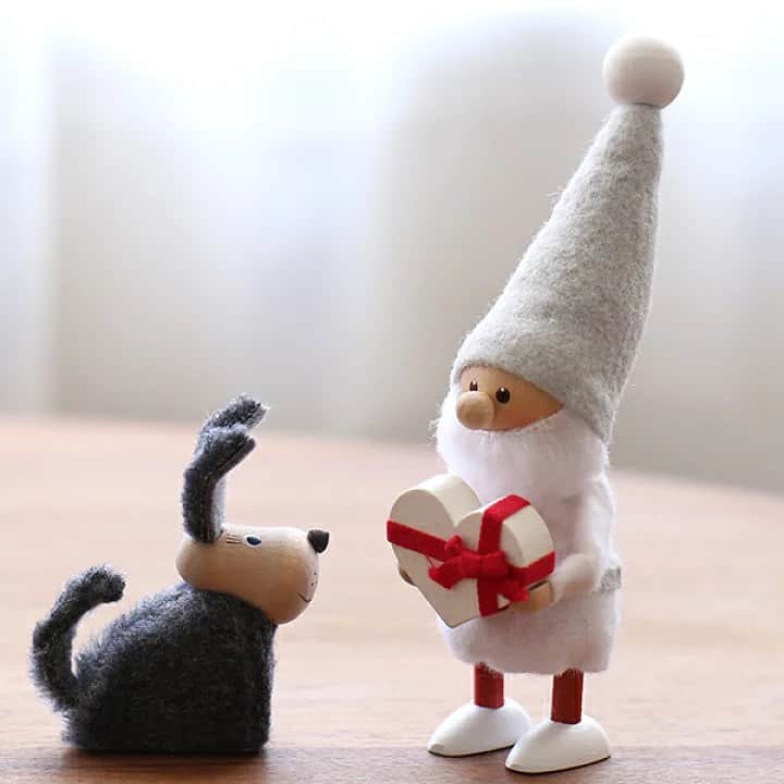 KOZLIFEさんのインスタグラム写真 - (KOZLIFEInstagram)「お部屋にクリスマスのムードを 連れてきてくれるノルディカニッセ。 今年もハートを大事に抱えたニッセと 羊さんを発見しました！ この2体はちょっと特別で、 売上の一部が日本ユニセフ協会に 寄付されるんです。 今年のホリデーは、 誰かを想うあたたかな気持ちを ニッセに託してみてはいかがでしょうか。。。  -登場のアイテム- NORDIKA DESIGN/ニッセ ◎商品は当店トップページのリンクor画像を タップしてください。 @kozlife_tokyo  #KOZLIFE #コズライフ #japan #LoveFoodLoveLife #Interior #instahome #instagood #instajapan #nisse #NORDIKADESIGN #ニッセ #暮らし #北欧雑貨 #丁寧な暮らし #シンプルライフ #クリスマス #販売スタート #新デザイン#인테리어디자인 #室内设计 #室內設計」10月16日 7時54分 - kozlife_tokyo