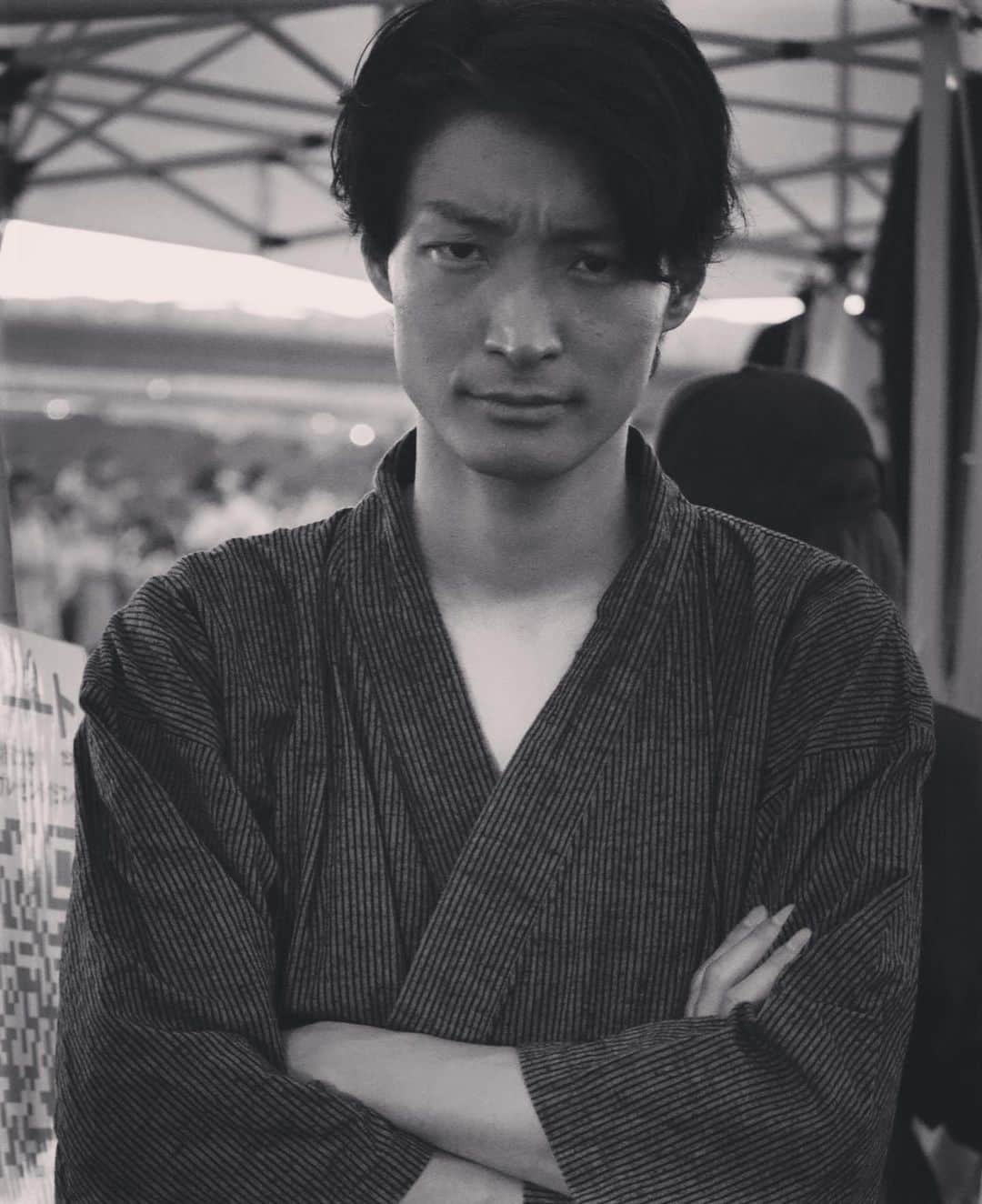 山田健人さんのインスタグラム写真 - (山田健人Instagram)「12月22日は僕の誕生日 今年は前日の21日にアメ村ドロップにて 僕の生誕祭をすることが決定した  コロナ禍以降、久々の開催  まだ出演者は決定していないが 昔のように沢山の芸人仲間に参加してもらいたいと思っている 笑いと音楽の溢れたくる夜になる  やっぱりライブは良い  今日は京都タワーサンドで 弾き語りライブだった  狭い場所で椅子に座って歌う 目と鼻の先にお客さんが立っている  至近距離で歌うので いつもと違う緊張感がある  コロナにより一度は失われたこの空間 ここまで戻ってきたかと 感極まってしまい 上手く演奏できない場面もあった （周りの支えにより無事演奏できた）  僕らラニーノイズの後は  DJダイノジさん  圧巻だった  狭いスペースなんのその  お構いなしに 大谷さんがご機嫌なチューンを流し 大地さんが踊りたくる  お客さんもバカになって大はしゃぎ  後半は僕らも混ぜてもらい 大地さんと一緒にエアギターをプレイ  大池さんとのソロバトルのあと 桜木と流川ばりのハイタッチ  先輩と後輩の垣根を超えた 友情が芽生えた瞬間だった  素晴らしいショウ  狭い会場は熱気に包まれる  そう  まるでサウナのように  ライブというものは 会場全員のボルテージが 最高潮に登り詰めた時  時として  サウナと化す  大きな音に包まれているはずなのに  やけに静かに聞こえる瞬間がある  あれは“整っている”のだ  ライブハウスに行ったことがない  まだ怖いイメージがある  そういう人たちは  サウナだと思って  来てみてほしい  人生というのはサウナなわけだけども （もはやこれには説明は不要だろう）  サウナはどこにだってある  身近にあるものなのだ  #山田とサウナ」10月15日 23時03分 - runnykento