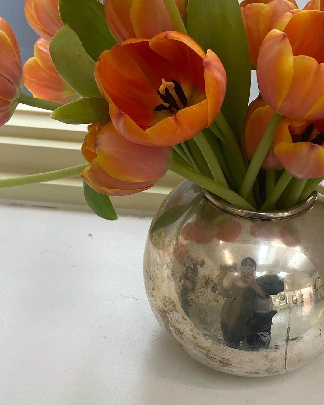 ネオンムーンのインスタグラム：「눈길 닿는 곳마다 튤립이 함께 했던 전시🌷 암스테르담 꼭 가봐야지」