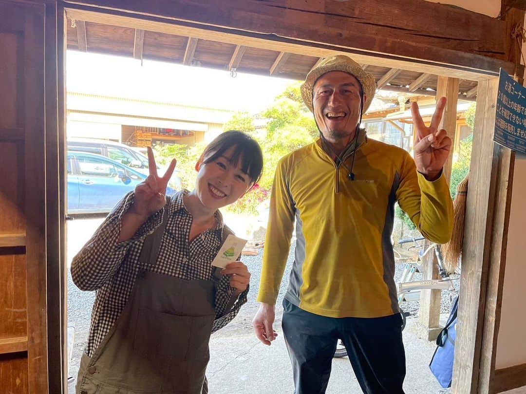 片桐千晶のインスタグラム：「⁑ 今日もTBSラジオ『ONE-J』ありがとうございました！  OPで触れた栃木のNIPPA米 @nippamai 400年続く農家の17代目、田中さん（TBSラジオリスナー！）のところで稲刈りしてきました！ まさかのコンバイン運転🌾笑  羽釜と薪で炊いた新米の塩おにぎり、 悶絶するほど美味しかった...😭✨  新波の山田錦で醸した日本酒「新波（にっぱ）」 これがまた美味しいのですよ！ 念願叶って田中さんと一献🍶✨  #onej #栃木 #NIPPA米 #新波 #日本酒  #onejキャプションを入力…」