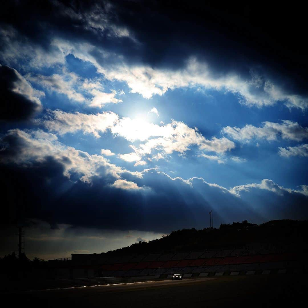 脇阪寿一さんのインスタグラム写真 - (脇阪寿一Instagram)「三橋仁明写真館 SUPER GT Rd7 AUTOPOLIS  FINAL 14th  オートポリスで勝って最終戦に！ そして、茂木で逆転チャンピオン！本気でそのつもりでオートポリス入り。  フリープラクティスの不調も今の我々のチーム力で挽回して予選3位を獲得。  レースがスタートし、1コーナーで2位に浮上して、10周弱で後続を突き放し、後は16号車との一騎打ち。  ここまでは我々のプラン通りの展開。  しかし、 しかし、 ここまで。  新体制で挑んだ今シーズン。 序盤不調ながら、チーム一人一人の努力と、チームや仲間を思う気持ちで成長してきたのは確か。  タイトル獲得に向けて、間に合ったし、その域に達した実感もありました。  でも、レースは思い通りにいかないから面白い。  我々TGR TEAM SARDにレースの神様が突きつけ、示した課題はまだまだありました。  この課題を乗り越えたらまた成長できるわけで、  そこがタイトルを獲得できる域にあるのかどうか知らんけど、やってやる。  近藤代表が掲げるTGR TEAM SARDの理想に向けて、走り続けるしかないからね。  勝負の世界で成長が無かったら、それはそのまま衰退を意味するわけで、  今日のレースは悔しさ以外何も無かったし、僕の監督としての力の無さに落ち込んだ。  でもその分、やってやる‼️って気持ちに更に火がついた。  やってやる。  TGR TEAM SARDを SARDの仲間たちを 関口雄飛を 中山雄一を 輝かせて、 皆んなを笑顔にして 彼らに頂点に立ってもらう。  そして、思いっきり焼肉食べて、お酒のんで、、、皆んなで騒ごう！  スーパーGT Rd7 オートポリス 沢山の応援ありがとうございました。  最後になりましたが、坪井翔選手、宮田莉朋選手、トムスの皆さん、TGR、TCD、ブリヂストンの皆さん、素晴らしい優勝、おめでとうございます。  翔と莉朋のレースも凄かったけど、立川と石浦の戦いもワクワクしたね！あんなレースして、ホンマに引退するのか？？  #supergt  #autopolis  #tgrteamsard  #toyotagazooracing  #grsupra  #tcd  #bridgestone  #三橋仁明  #カメラマン」10月15日 22時58分 - juichiwakisaka