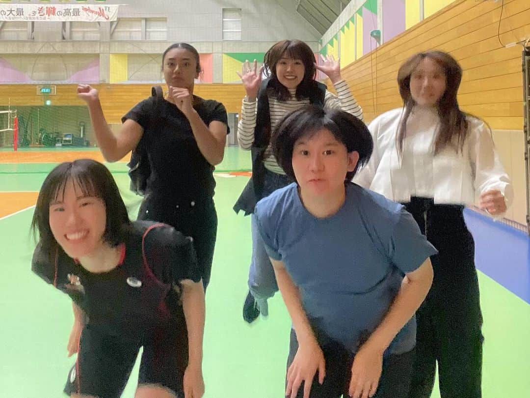 芥川愛加さんのインスタグラム写真 - (芥川愛加Instagram)「・ 来週から女子もリーグ戦開幕🏐´‐ ということでマーヴェラスの皆に 会いに行きました😊💚 ・ いつも変わらず迎え入れてくれて、 そしてみんなに会うことができて、 とても嬉しく元気を貰えた一日となりました😊！ ・ みんなの活躍を楽しみにまた応援しに行きたいと思います♩ 皆さんも今シーズンもマーヴェラスと共に戦い 熱い応援の程よろしくお願いします☺️❤️‍🔥 ・ ・ #JTマーヴェラス #JTファミリー #私たちのアナザースカイ #5と6枚目 #体育館で謎にとびました笑 #リンが後ろを配慮してとんでる #とてもいい子 #マーヴェラスの応援 #よろしくお願いします #頑張れJT #マーヴェラスNO.1」10月15日 22時58分 - aika_akutagawa