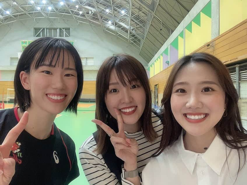 芥川愛加さんのインスタグラム写真 - (芥川愛加Instagram)「・ 来週から女子もリーグ戦開幕🏐´‐ ということでマーヴェラスの皆に 会いに行きました😊💚 ・ いつも変わらず迎え入れてくれて、 そしてみんなに会うことができて、 とても嬉しく元気を貰えた一日となりました😊！ ・ みんなの活躍を楽しみにまた応援しに行きたいと思います♩ 皆さんも今シーズンもマーヴェラスと共に戦い 熱い応援の程よろしくお願いします☺️❤️‍🔥 ・ ・ #JTマーヴェラス #JTファミリー #私たちのアナザースカイ #5と6枚目 #体育館で謎にとびました笑 #リンが後ろを配慮してとんでる #とてもいい子 #マーヴェラスの応援 #よろしくお願いします #頑張れJT #マーヴェラスNO.1」10月15日 22時58分 - aika_akutagawa