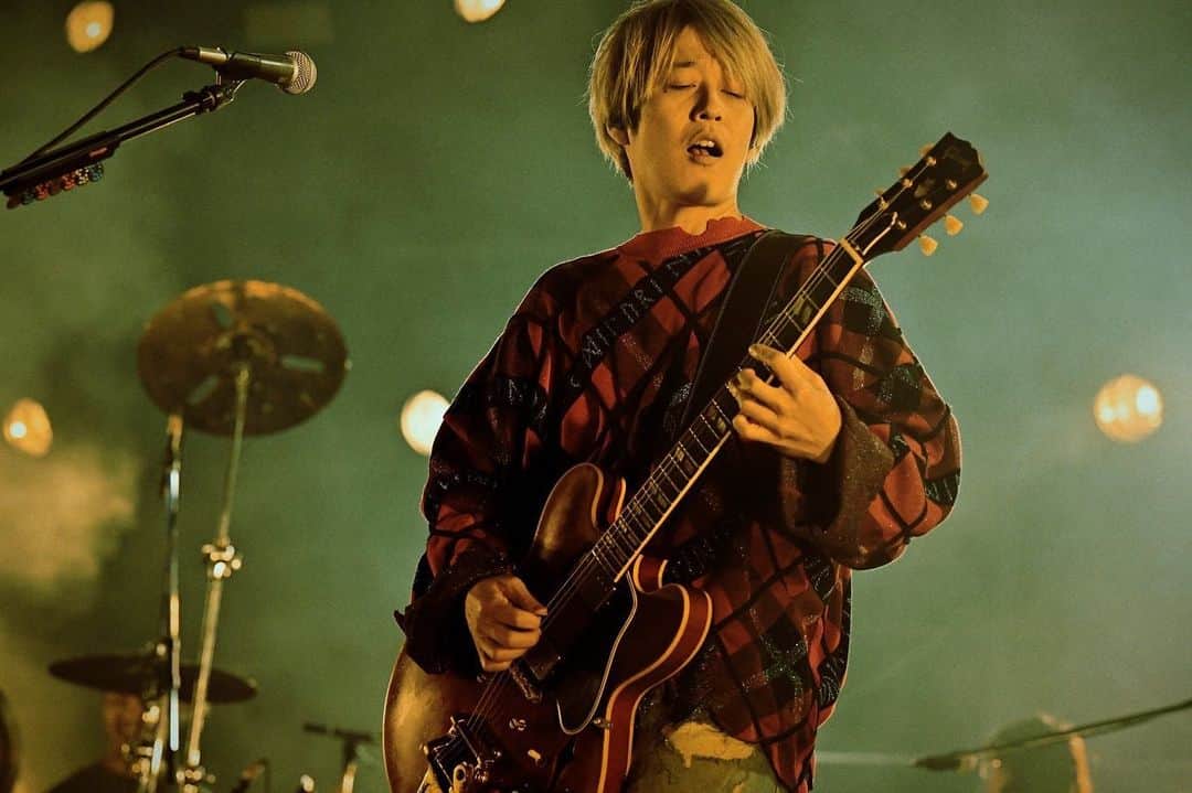 白井眞輝のインスタグラム：「Thank you LIVE AZUMA!!!!  最高でした福島。 ご飯おいしかったです。  冬の訪れを一足先に感じたライブでしたね。息白かったし。  いつもおれの横にいてくれてる大地さんの地元です。  #liveazuma2023 #福島」