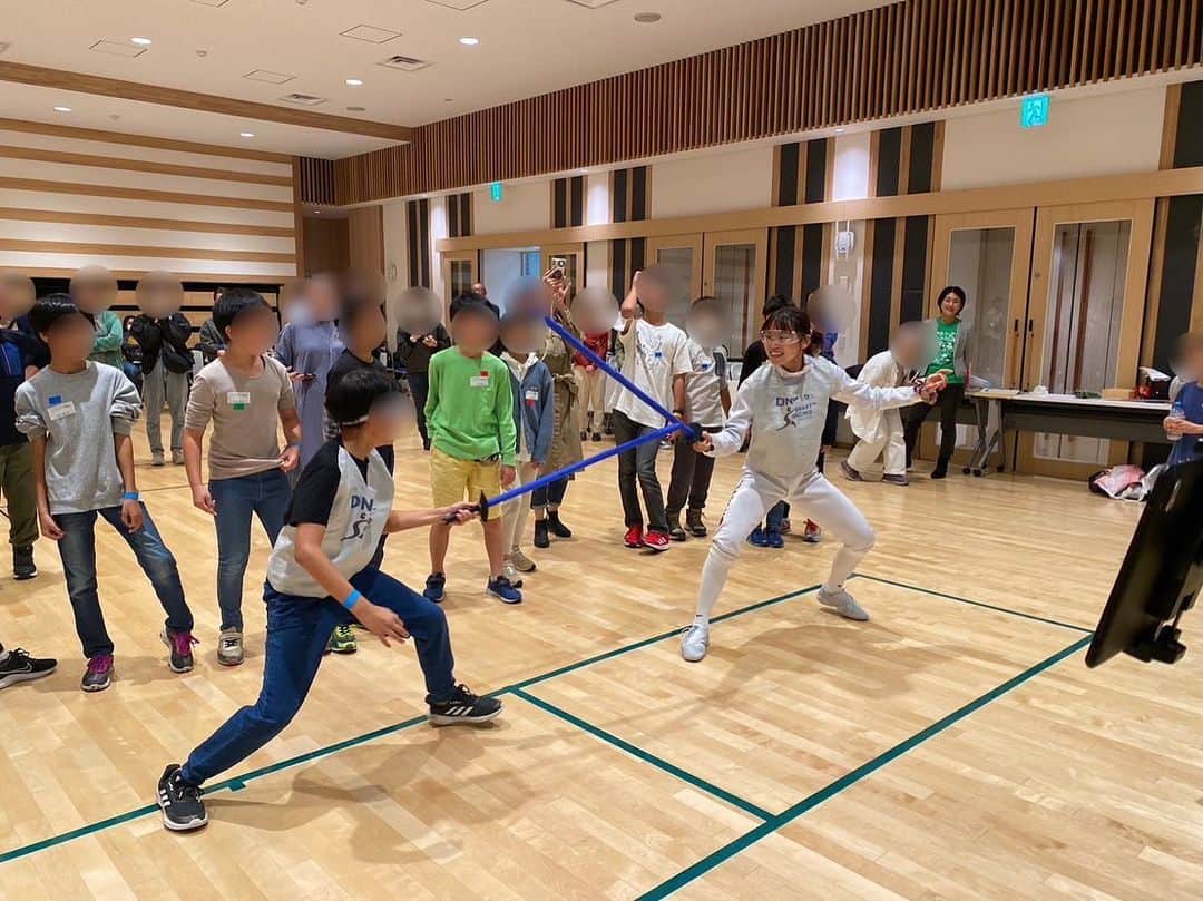東晟良さんのインスタグラム写真 - (東晟良Instagram)「世田谷区のスマートフェンシング体験の講師として参加させていただきました！  子供達の講師として参加するのは初めてで、ちょっと緊張したけどみんなすごい元気でこっちも元気もらいました☺️  みんなが楽しそうにフェンシングしているのが嬉しかったです🥹これを機会にフェンシングはじめてくれるといいな〜と思いました！  この様な機会をくださりありがとうございました！🙏」10月15日 22時59分 - serafencing