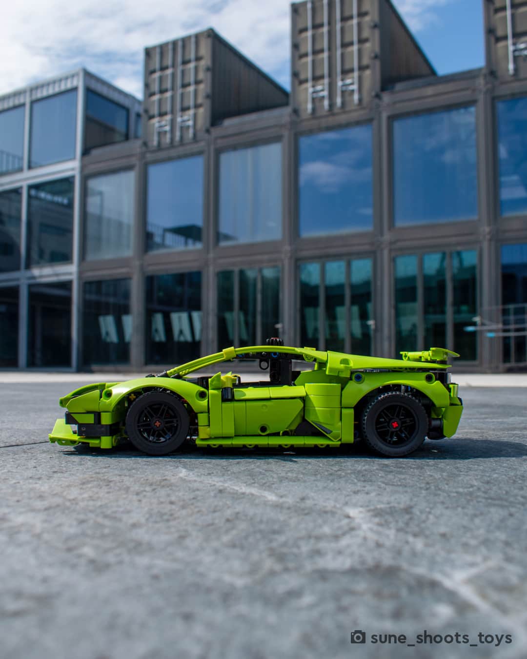 LEGOさんのインスタグラム写真 - (LEGOInstagram)「That thing you do when you park your LEGO Technic Lamborghini Huracán Tecnica and just keep turning back for one last look 🤩  📸 @sune_shoots_toys and @Akbricks from @Stuckinplastic  #LEGO #LEGOTechnic #LamborghiniHuracanTecnica」10月15日 23時00分 - lego