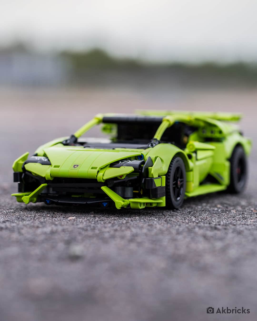 LEGOさんのインスタグラム写真 - (LEGOInstagram)「That thing you do when you park your LEGO Technic Lamborghini Huracán Tecnica and just keep turning back for one last look 🤩  📸 @sune_shoots_toys and @Akbricks from @Stuckinplastic  #LEGO #LEGOTechnic #LamborghiniHuracanTecnica」10月15日 23時00分 - lego
