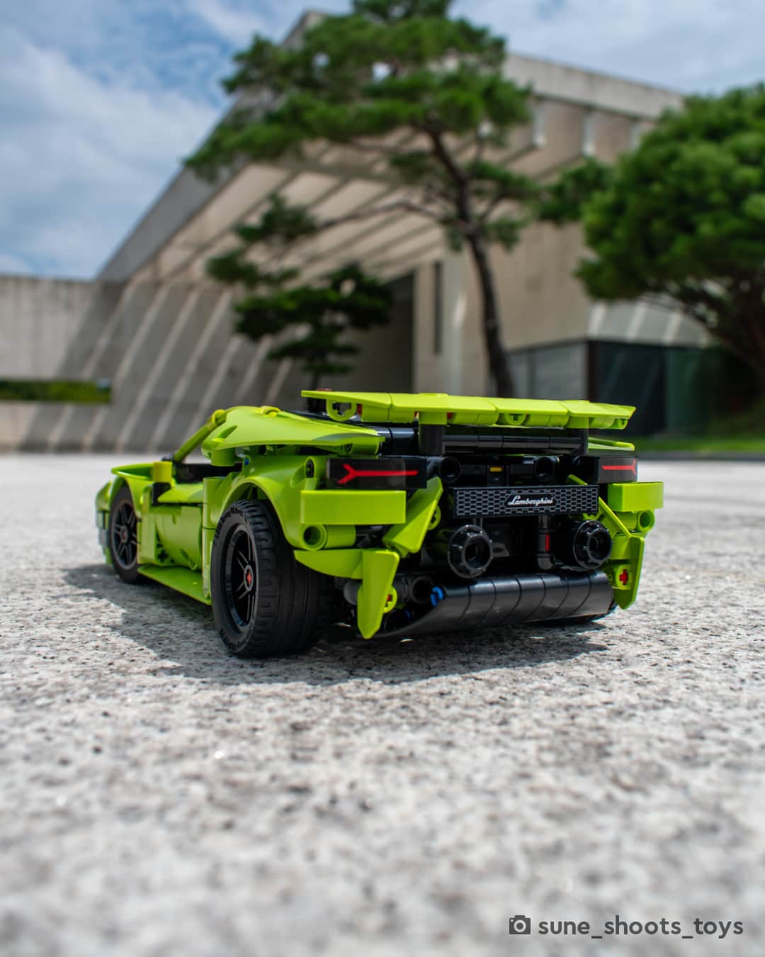 LEGOのインスタグラム：「That thing you do when you park your LEGO Technic Lamborghini Huracán Tecnica and just keep turning back for one last look 🤩  📸 @sune_shoots_toys and @Akbricks from @Stuckinplastic  #LEGO #LEGOTechnic #LamborghiniHuracanTecnica」