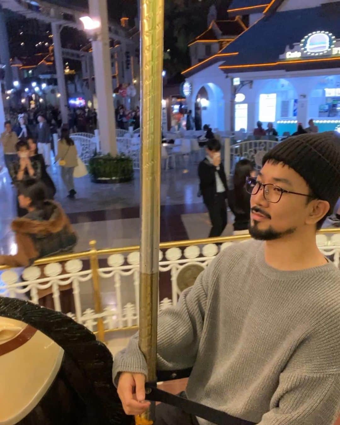 G.Oのインスタグラム：「회전목마 타면서 남의 인생샷에 같이 나오기..」