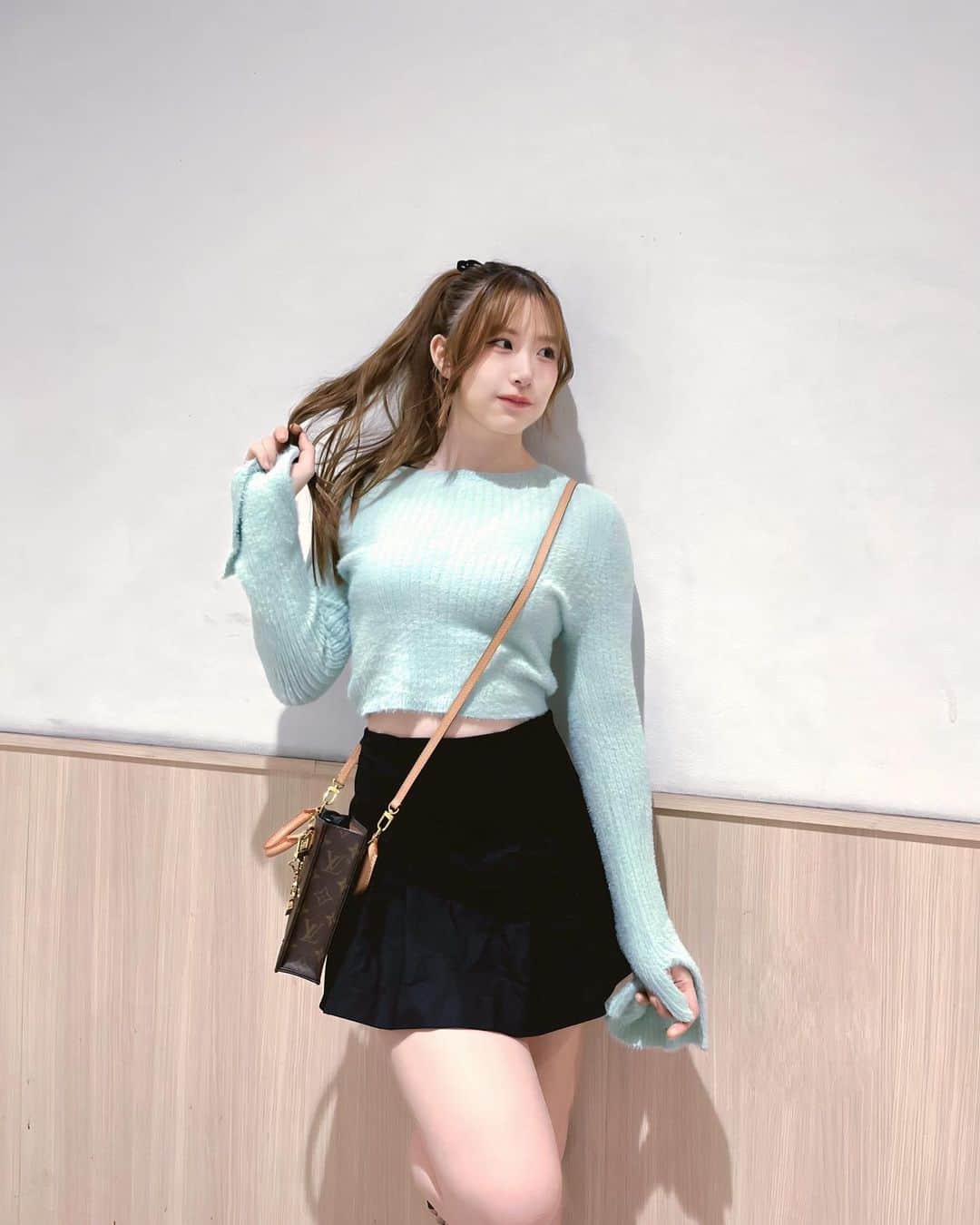 AKARIのインスタグラム：「可愛い色のニット💙💚 ブルーとグリーンの中間みたいな色🥰 かわちい」