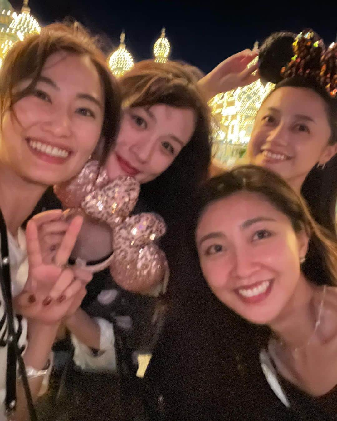 熊井友理奈さんのインスタグラム写真 - (熊井友理奈Instagram)「_  先日のDisney🏰🎃🖤  王様のブランチのメンバーに入ってすぐに 同期会をやろうってなったんだけど、 そのとき偶々集まれたのがこの4人。 そこから仲良くなり今に至る感じ✌️  カチューシャもお揃いとかせず 各々好きなものを付けて、 みんな性格もバラバラなんだけど 4人揃うと無敵&最強なのよ。  結果なんでもうまくいく。 なんだろ、この感じ笑 毎回ほんと凄いって思う🤭  最後の写真は初めて4人で行ったときの！若い😂  #ディズニーシー #disney  #halloween」10月15日 23時04分 - kumai_yurina