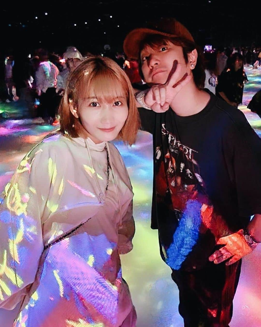 Saoriのインスタグラム：「お誕生日ボーイ捕まえた〜😌  明日からダイバーシティ二日間、 お待ちしてます👋  Thanks for @teamlab.planets ✨」