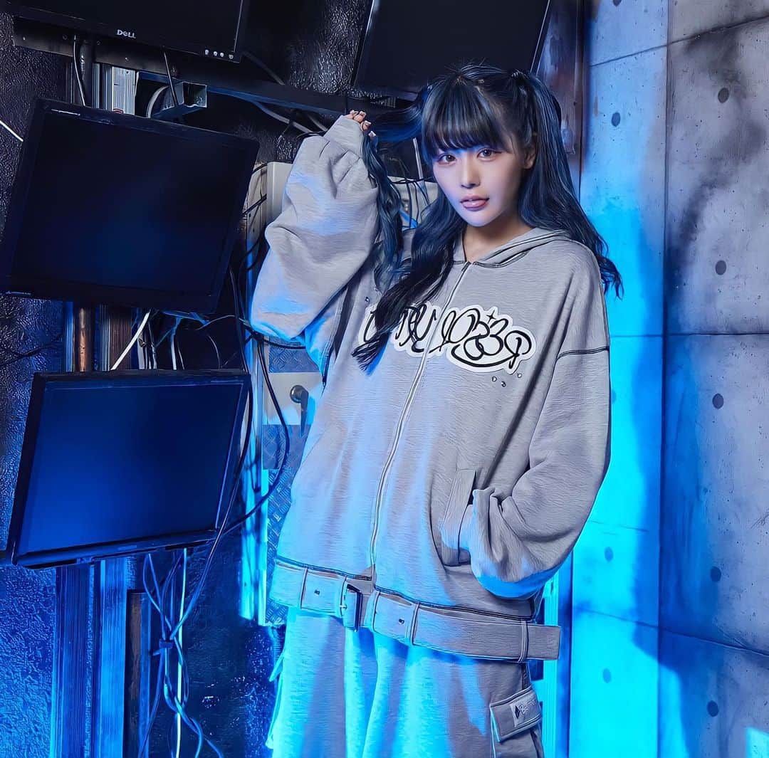 さきちゃんのインスタグラム：「🖤Bemqin Setup🤍 ㅤㅤㅤㅤㅤㅤㅤㅤㅤㅤㅤㅤㅤ はっきりした色味のグレーはカジュアルなお洋服 好きな方におすすめー！😽🫶🏻 ㅤㅤㅤㅤㅤㅤㅤㅤㅤㅤㅤㅤㅤ ペアルックしてもかわいい👧🏻❤️👦🏻 ㅤㅤㅤㅤㅤㅤㅤㅤㅤㅤㅤㅤㅤ #bemqin #ankrouge #アンクルージュ #セットアップ #セットアップコーデ #パーカーコーデ」