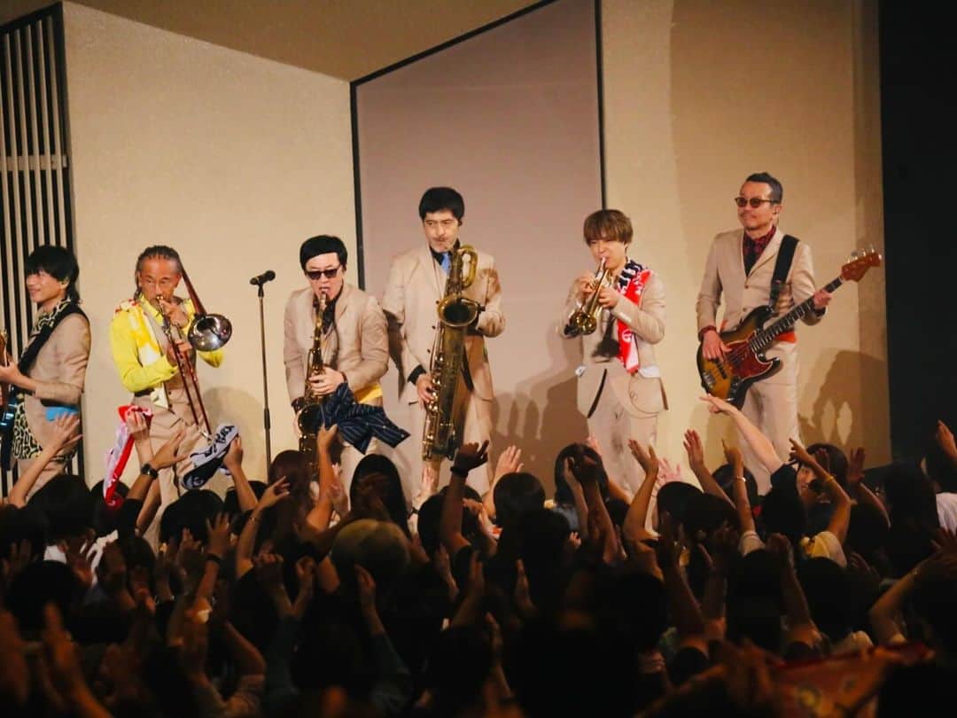 東京スカパラダイスオーケストラさんのインスタグラム写真 - (東京スカパラダイスオーケストラInstagram)「✨高知公演無事終了👏  #JUNKorGEM 〜Autumn&Winter @高知県立県民文化ホール・オレンジ  皆さんの熱気で GAMOさんの前髪も急上昇☝️ 小さなお子さんもステージから たくさん見えてましたよ！ 幅広い年代の方々にご来場して 頂き最高に幸せでした🎈  #スカパラ #しんじょう君 #カツオ人間」10月15日 23時19分 - tokyoska_official