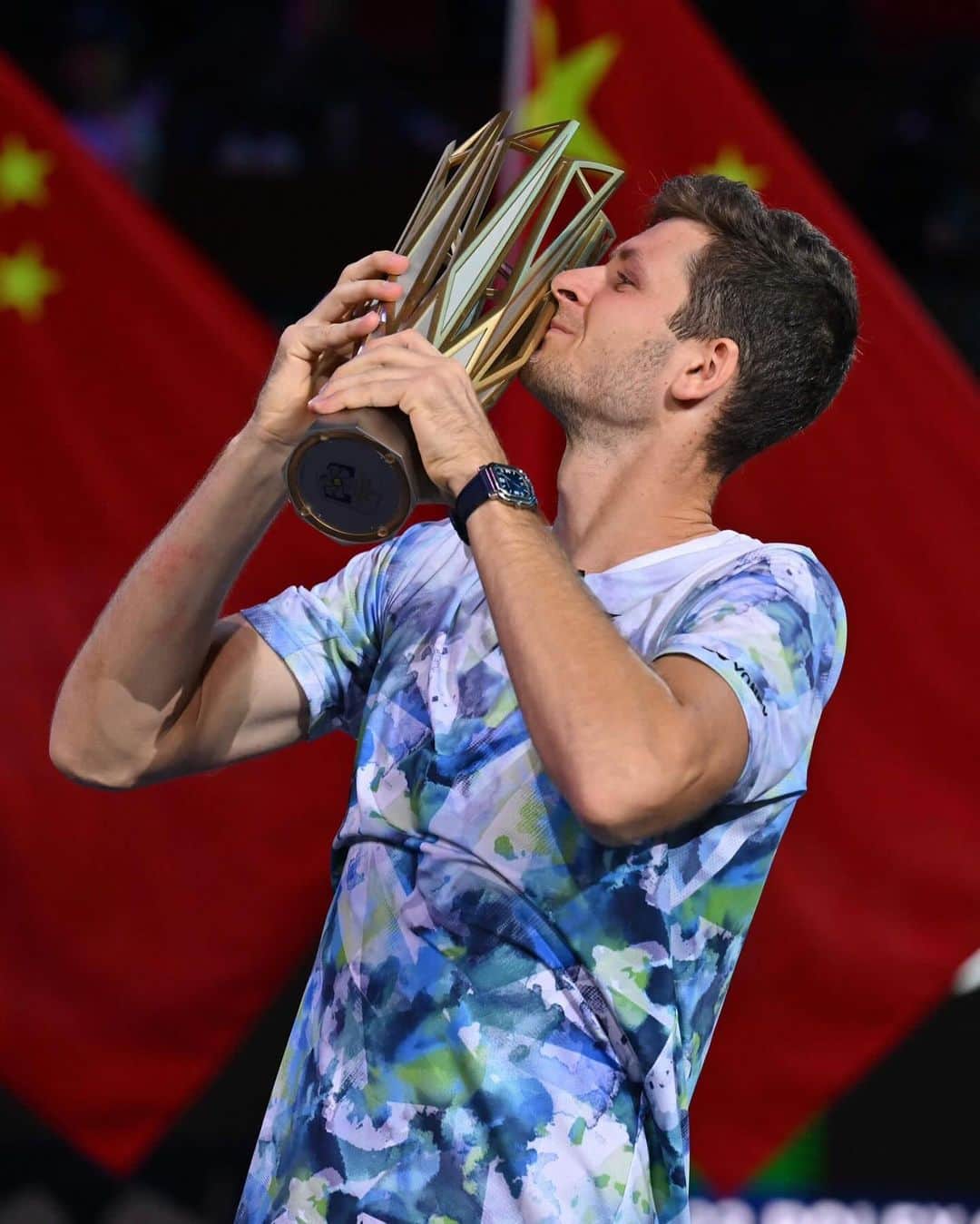 フベルト・フルカチュのインスタグラム：「Shanghai ❤️🏆 #7  This one feels special. This season hasn’t been the easiest but I never stopped working and believing in myself. Thanks to everyone who’s by my side, from my family and my team to everyone cheering in the crowds and in front of the tv. It really means a lot and I’m super grateful. Well done to Andrey for a great tournament and overall an amazing season. Thank you @rolexshmasters 🙌  Happy birthday Grandma 😊  📸 Hector Retamal/AFP」