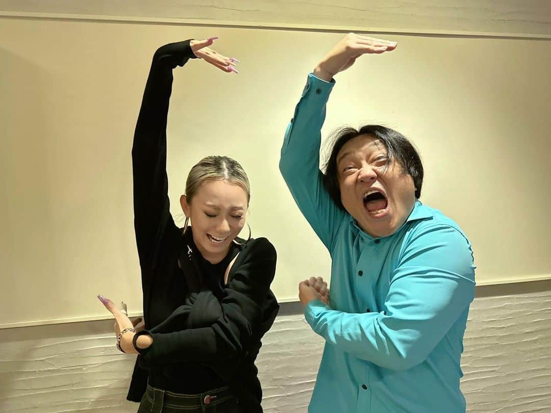 倖田來未さんのインスタグラム写真 - (倖田來未Instagram)「. 本日、エハラマサヒロさんの「エハラマサヒロがミュージカル落ち着いたから7年ぶりにネタやるライブ」 and「エハラマサヒロのテレビでできないひどいネタライブ」を観にいってきましたー！ ⁡ 1部と2部に分かれていたのですが、、、福岡から帰ってきた足でそのまま２つとも鑑賞！ めっちゃ体力的に疲れていたのですが、一気に元気なりました！！ 笑いって、やばいって！ ほんまに！元気なるーーっ！ ⁡ テレビでは見れないものを、会場へ行くと見れるっていう。 これまたレア感！やばかったです！！ ⁡ たくさん、ゲストの方もいらっしゃって、ほんま笑いが止まりませんでした！ ⁡ ゲスト出演の永野さんにも会えて、幸せすぎましたー！ 最高に楽しかったのでした！！ また行くーーっ！ ⁡ #エハラマサヒロ さん #三戸キャップ さん #ハギノリザード さん #永野 さん #ルシファー吉岡 さん #新宿シアターモリエール #kodakumi #倖田來未」10月15日 23時14分 - kodakumi_official