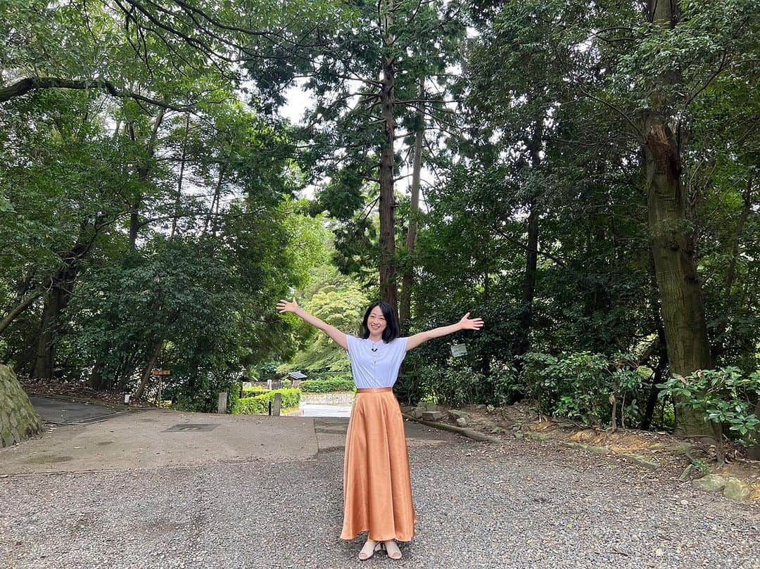 肘井美佳さんのインスタグラム写真 - (肘井美佳Instagram)「Everyone!!! Thank you for the many warm birthday messages!  皆さま、たくさんの温かいバースデーメッセージをありがとうございました！ おかげさまで、ぽかぽかと温まった心で新しい1年を過ごせそうです。  また、ハーフタイムツアーズの御視聴ありがとうございました。 （見逃した方は番組公式のYouTubeチャンネルで観られます♪後編もアップされました！）  これから暫くはマネージャーが沢山撮ってくれた旅の写真を余すところなく出していこうと思います。 普段わたしの写真を撮ってくれる人がいないのでとても貴重…（涙）  今回の写真は番組のOPを撮ってもらったところ！ 配信で観て「あーここかー」などと思っていただけると楽しいかもしれない！？  ちなみに、このサテン地のようなスカートは今のトレンドだそうです。 マネージャーと2人で「そうなんだぁ…」と勉強したファッションの秋。  #halftimetours #clubtourism #fashion #kyoto #love #ハーフタイムツアーズ #クラブツーリズム #youtubeで見逃し配信ができる便利な世の中 #しかも公式 #紅葉の旅いいなぁ #前回のサンライズ出雲の旅もチェックしてみてね」10月15日 23時14分 - mikahijii