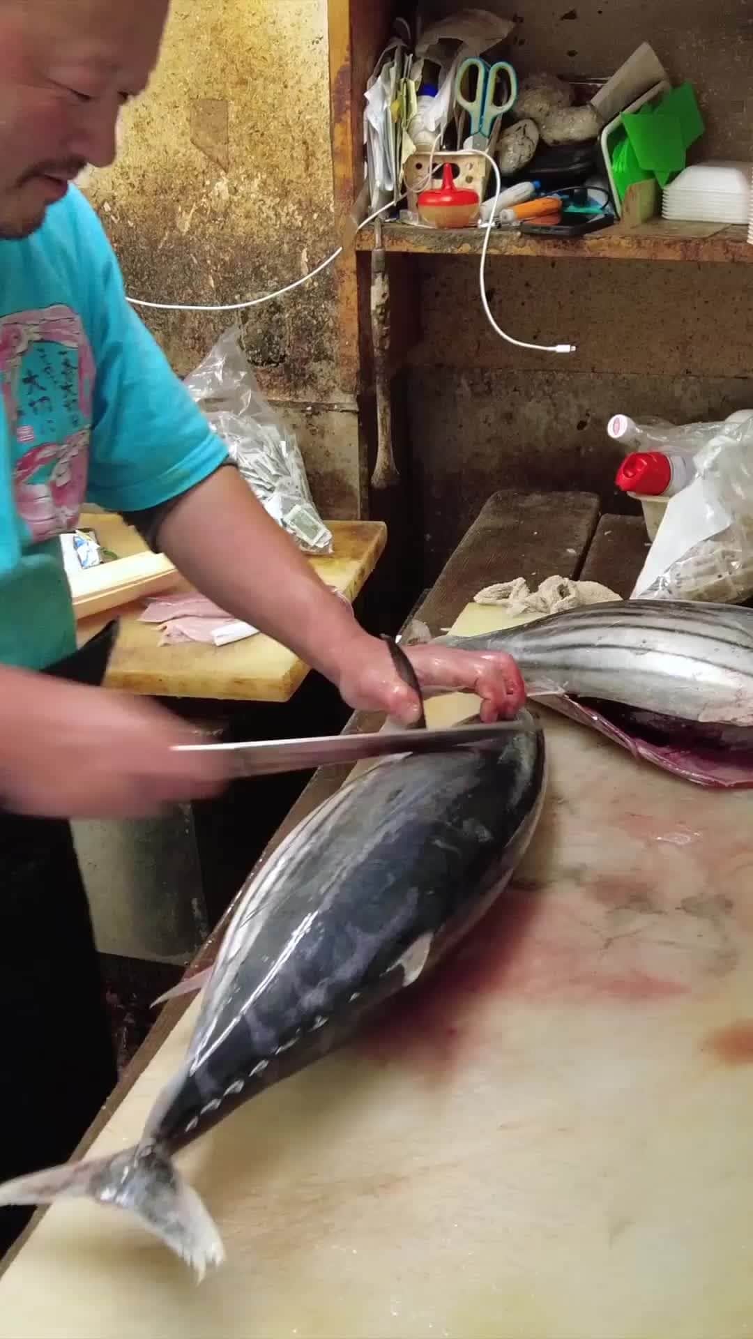Cooking with Dogのインスタグラム：「Preparing 5 kg bonito! 🐟😋 https://youtu.be/Sng_GlSKfqg 5kg台のかつおをプロがさばく！🐟😍 #fish #katsuo #bonito #tokyo #食べるぜニッポン #鮮魚 #かつお #東京」