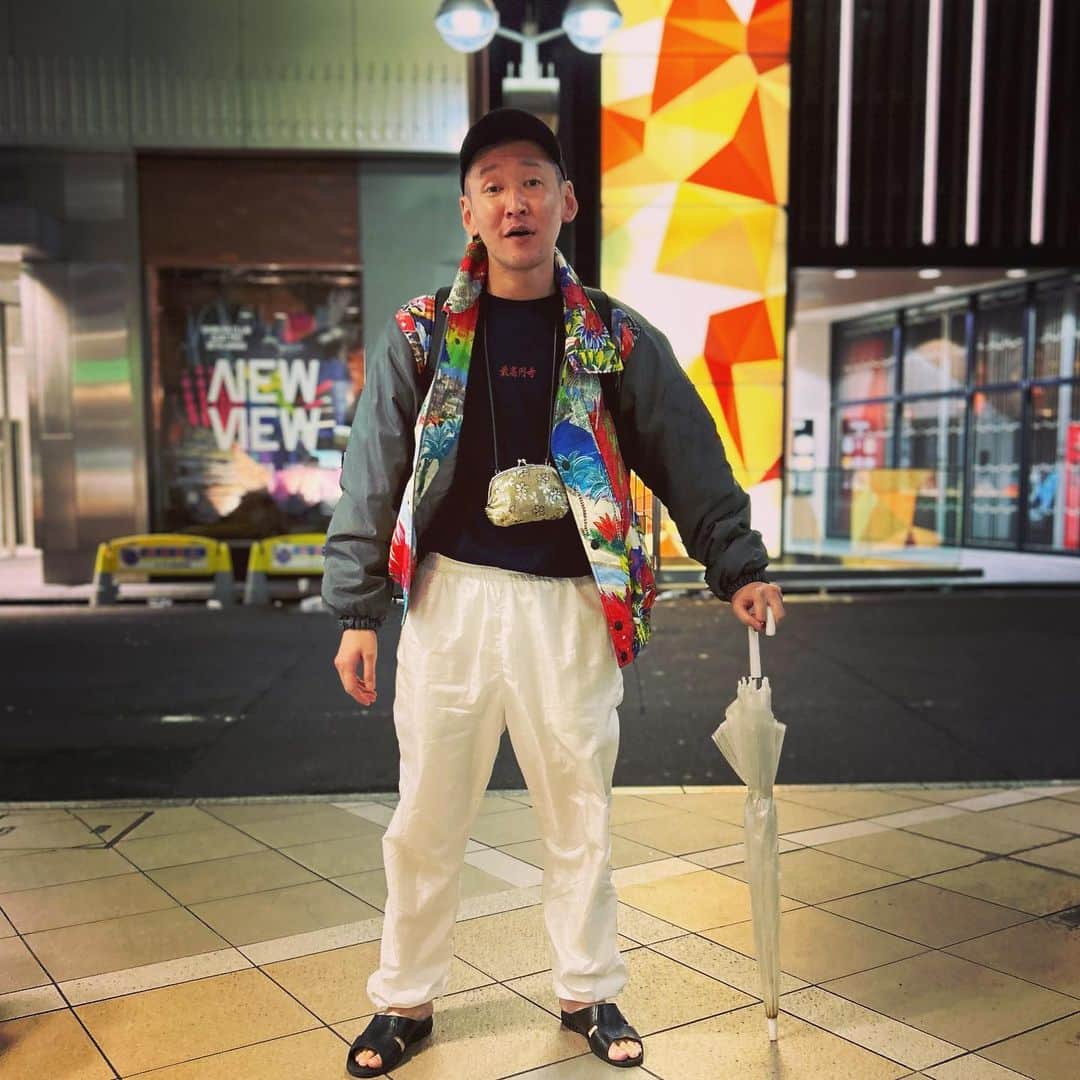 のインスタグラム：「今日の服装。 学園祭に出させて頂く日。  朝から寒さの予感で最高円寺のロンTにMITSUBISHI OILのジャンパー。 高円寺で購入した白のシャカシャカ。 無駄づくりの黒帽子に黒の便所サンダルとmont-bellのメッシュリュック。  国士舘大学町田キャンパスの学園祭に出させて頂きました。 帰り道で劇場に寄って作業して出たところで撮りました。 国士舘大学の皆様ありがとうございました。  #今日着た服 #ファッション #古着 #国士舘大学 #鶴川祭」
