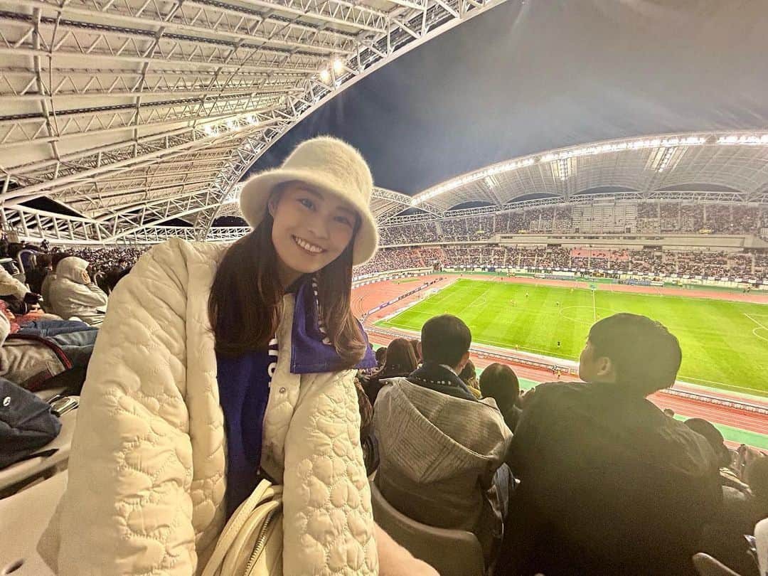 関根苑子のインスタグラム：「💙SAMURAI BLUE💙  10/13は、 会社の仲間と 代表戦⚽️を観に行ってきました✨  90分間、全く衰えない運動量👀！！ 鮮やかな連係に目を奪われました✨✨  行きも帰りも、 ビッグスワン周辺は、人！人！人！！！ 是非、また新潟で 開催して欲しいですね😆  . #BSNニュースゆうなび　#ゆうなび　#サムライブルー　#samuraiblue #サッカー#日本代表#代表戦#ビッグスワン#キャスター#アナウンサー#関根苑子」