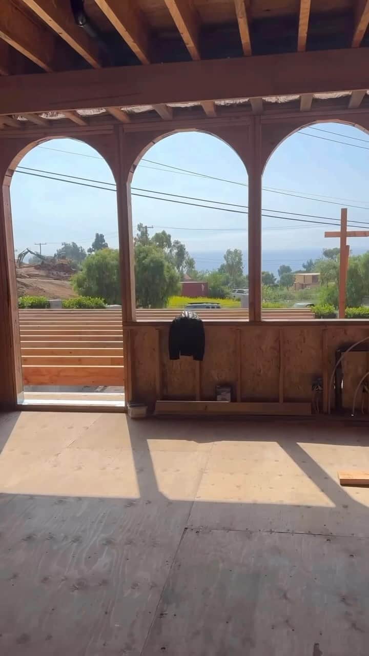 ブリトニー・ワードのインスタグラム：「Project Malibu Underway. Incredibly grateful for this opportunity. There are many reasons why I have always been attracted to Arches in Architecture. The meaning and the beauty of them.  Arches are structures with deep resonance. They embody and symbolize many things: strength and support, lightness and openness within density, thresholds into liminal space. As an archetypal symbol, the arch is fundamentally masculine. In mythology arches & doorways are understood as thresholds in time and space (chronos/physical world) through which one passes to enter another kind of time and space (kairos/spiritual world), a concept that is deeply consonant with our ministries of both worship and hospitality.”」