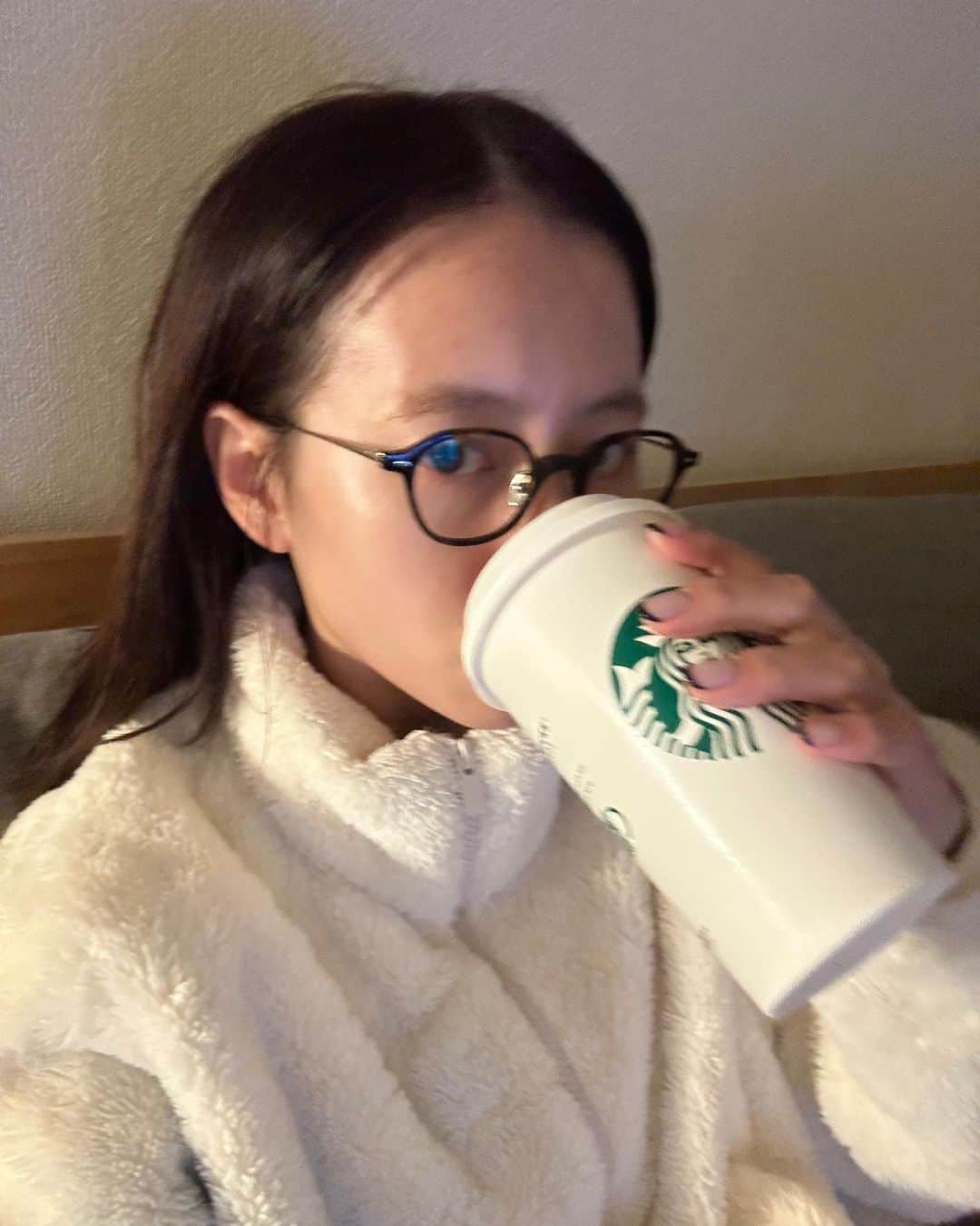 えぐっちょのインスタグラム：「もうそろそろフリースの 時期だ…🍂  おうちの温度がかなり低くなったので 本格的に冬支度。  読書の秋ということで 2冊ずっと気になっていた本を購入📚  #休日 #ユニクロ #UNIQLO #フリース #ファーフリース #イエベ #イエベ秋  #ドーナツ #スタバ #メガネ #メガネ女子」