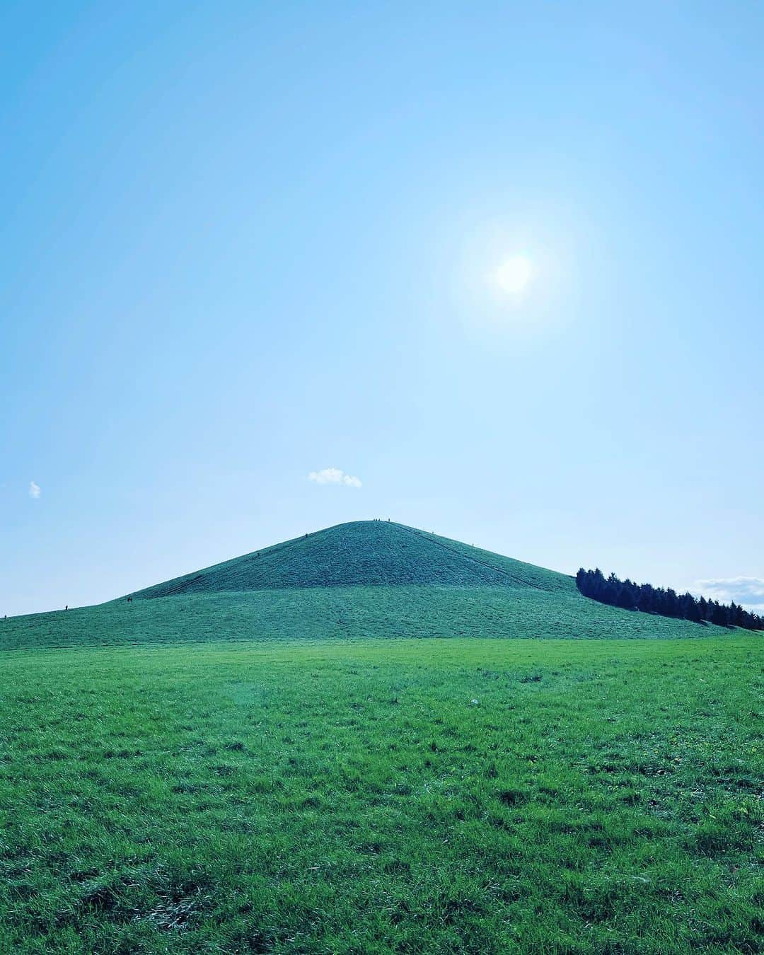 のインスタグラム：「急に寒くなりました。 皆さま温かくお過ごしくださいませ🥰  お知らせです✨ 10/17(火)J-WAVE クリス智子さんナビゲート 「GOOD NEIGHBORS」 に出演させていただきます✨  11/3(金・祝)かわさきジャズ　カルッツ川崎 11/8(水)桐生大川美術館 11/12(日)倉敷アベニュー 倉敷ジャズフェス 12/9(土)富山新川文化ホール 12/16(土)水戸ガールトーク 12/23(土)名古屋緑区文化小劇場 12/24(日)桐生ビレッジ 12/26(火)東京丸の内Cotton Club 山中千尋バースデーコンサート　 ゲストYUCCO MILLER さん 1/3(水)渋谷区大和田さくらホール 1/13(土)大阪ロイヤルホース 1/14(日)大阪ロイヤルホース  皆様のご来場をお待ちしております❤️  写真は北海道モエレ沼公園です✨」