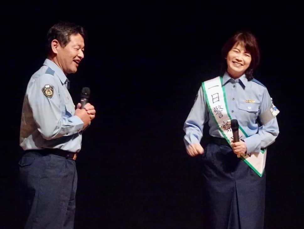 矢野きよ実のインスタグラム：「豊田警察署の野村署長より 一日警察署長に任命され、当日は豊田警察署のオレオレ詐欺や架空請求詐欺の特殊詐欺に関する寸劇や、特殊詐欺危険ポイントのお話を野村署長させていただきそして50分ほど特別講演をさせていただきました。 令和4年は愛知県だけで20億を超える被害がありました。 尊いお金をだまされてはなるものか！ どんな内容かを知ることが大切です！ 留守番電話機能付きにする 犯人とはとにかく話さないこと お金の話が出たら切ってしまえばいい そして、とにかく相談！  「サギは相談」と書を書かせていただいたオリジナル啓発グッズも配布しました。  野村署長時は東北の震災時は指令部にいらっしゃいました。その後休みの日にはボランティアもされ、いつも同じ想いで東北を語り合います。今年の震災十三回忌には 東北にいらっしゃり、 石巻雄勝の海で黙祷を捧げました。 野村署長は女川へ私たち無敵プロジェクトは石巻へ…… 志の高い署長に心からリスペクトです。 　  10月14日(土) 会場：豊田市福祉センター（豊田市錦町1丁目1番地１） 時間：13時30分～15時 お問い合わせ：豊田警察署生活安全課：0565-35-0110 #yanokiyomi #矢野きよ実 #矢野きよ実の書 #豊田警察署」