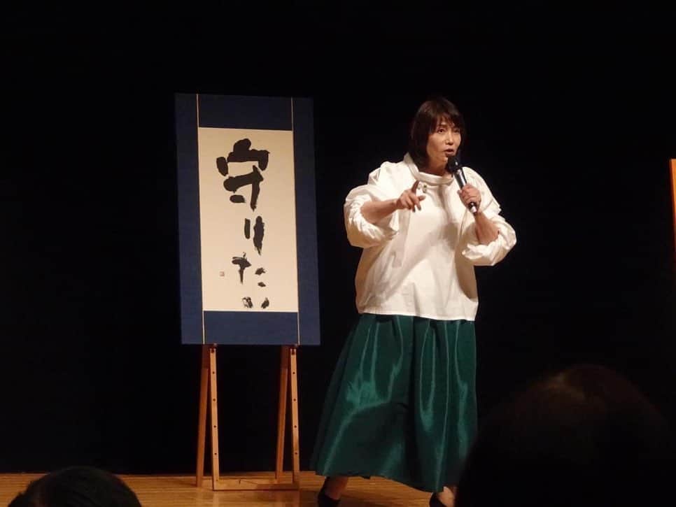 矢野きよ実さんのインスタグラム写真 - (矢野きよ実Instagram)「豊田警察署の野村署長より 一日警察署長に任命され、当日は豊田警察署のオレオレ詐欺や架空請求詐欺の特殊詐欺に関する寸劇や、特殊詐欺危険ポイントのお話を野村署長させていただきそして50分ほど特別講演をさせていただきました。 令和4年は愛知県だけで20億を超える被害がありました。 尊いお金をだまされてはなるものか！ どんな内容かを知ることが大切です！ 留守番電話機能付きにする 犯人とはとにかく話さないこと お金の話が出たら切ってしまえばいい そして、とにかく相談！  「サギは相談」と書を書かせていただいたオリジナル啓発グッズも配布しました。  野村署長時は東北の震災時は指令部にいらっしゃいました。その後休みの日にはボランティアもされ、いつも同じ想いで東北を語り合います。今年の震災十三回忌には 東北にいらっしゃり、 石巻雄勝の海で黙祷を捧げました。 野村署長は女川へ私たち無敵プロジェクトは石巻へ…… 志の高い署長に心からリスペクトです。 　  10月14日(土) 会場：豊田市福祉センター（豊田市錦町1丁目1番地１） 時間：13時30分～15時 お問い合わせ：豊田警察署生活安全課：0565-35-0110 #yanokiyomi #矢野きよ実 #矢野きよ実の書 #豊田警察署」10月15日 23時32分 - yanokiyomi