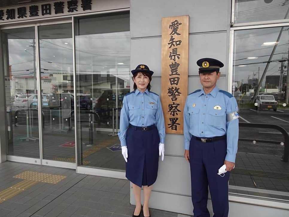矢野きよ実さんのインスタグラム写真 - (矢野きよ実Instagram)「豊田警察署の野村署長より 一日警察署長に任命され、当日は豊田警察署のオレオレ詐欺や架空請求詐欺の特殊詐欺に関する寸劇や、特殊詐欺危険ポイントのお話を野村署長させていただきそして50分ほど特別講演をさせていただきました。 令和4年は愛知県だけで20億を超える被害がありました。 尊いお金をだまされてはなるものか！ どんな内容かを知ることが大切です！ 留守番電話機能付きにする 犯人とはとにかく話さないこと お金の話が出たら切ってしまえばいい そして、とにかく相談！  「サギは相談」と書を書かせていただいたオリジナル啓発グッズも配布しました。  野村署長時は東北の震災時は指令部にいらっしゃいました。その後休みの日にはボランティアもされ、いつも同じ想いで東北を語り合います。今年の震災十三回忌には 東北にいらっしゃり、 石巻雄勝の海で黙祷を捧げました。 野村署長は女川へ私たち無敵プロジェクトは石巻へ…… 志の高い署長に心からリスペクトです。 　  10月14日(土) 会場：豊田市福祉センター（豊田市錦町1丁目1番地１） 時間：13時30分～15時 お問い合わせ：豊田警察署生活安全課：0565-35-0110 #yanokiyomi #矢野きよ実 #矢野きよ実の書 #豊田警察署」10月15日 23時32分 - yanokiyomi