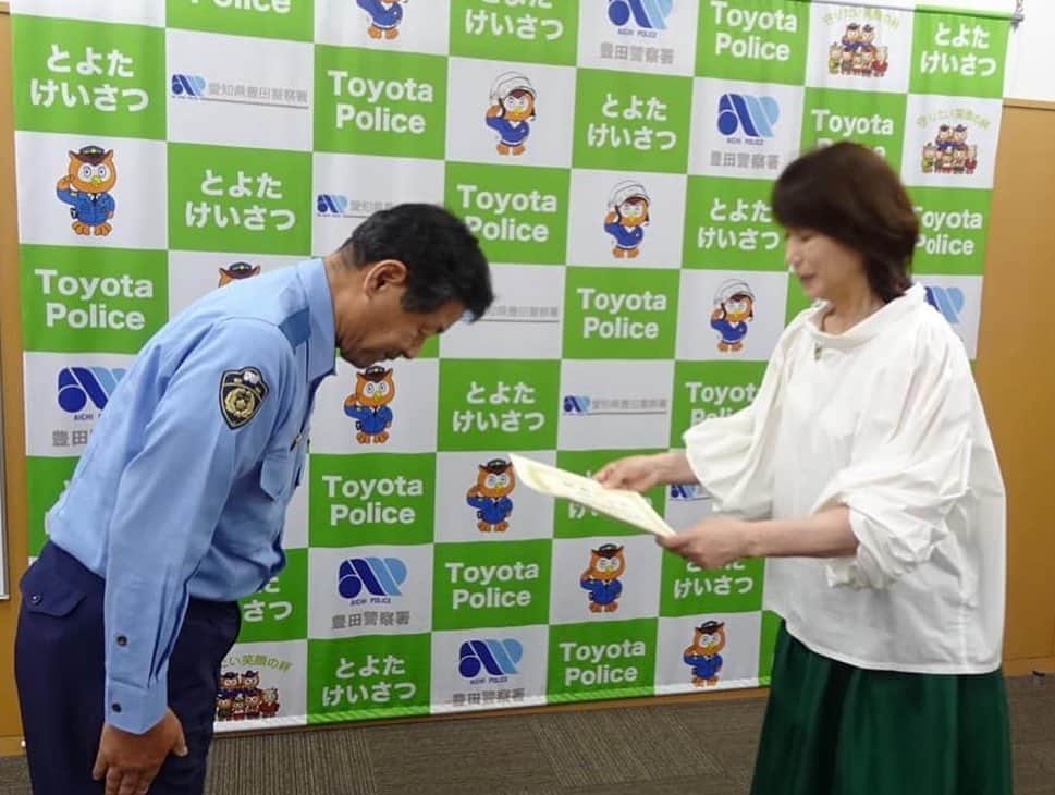 矢野きよ実さんのインスタグラム写真 - (矢野きよ実Instagram)「豊田警察署の野村署長より 一日警察署長に任命され、当日は豊田警察署のオレオレ詐欺や架空請求詐欺の特殊詐欺に関する寸劇や、特殊詐欺危険ポイントのお話を野村署長させていただきそして50分ほど特別講演をさせていただきました。 令和4年は愛知県だけで20億を超える被害がありました。 尊いお金をだまされてはなるものか！ どんな内容かを知ることが大切です！ 留守番電話機能付きにする 犯人とはとにかく話さないこと お金の話が出たら切ってしまえばいい そして、とにかく相談！  「サギは相談」と書を書かせていただいたオリジナル啓発グッズも配布しました。  野村署長時は東北の震災時は指令部にいらっしゃいました。その後休みの日にはボランティアもされ、いつも同じ想いで東北を語り合います。今年の震災十三回忌には 東北にいらっしゃり、 石巻雄勝の海で黙祷を捧げました。 野村署長は女川へ私たち無敵プロジェクトは石巻へ…… 志の高い署長に心からリスペクトです。 　  10月14日(土) 会場：豊田市福祉センター（豊田市錦町1丁目1番地１） 時間：13時30分～15時 お問い合わせ：豊田警察署生活安全課：0565-35-0110 #yanokiyomi #矢野きよ実 #矢野きよ実の書 #豊田警察署」10月15日 23時32分 - yanokiyomi