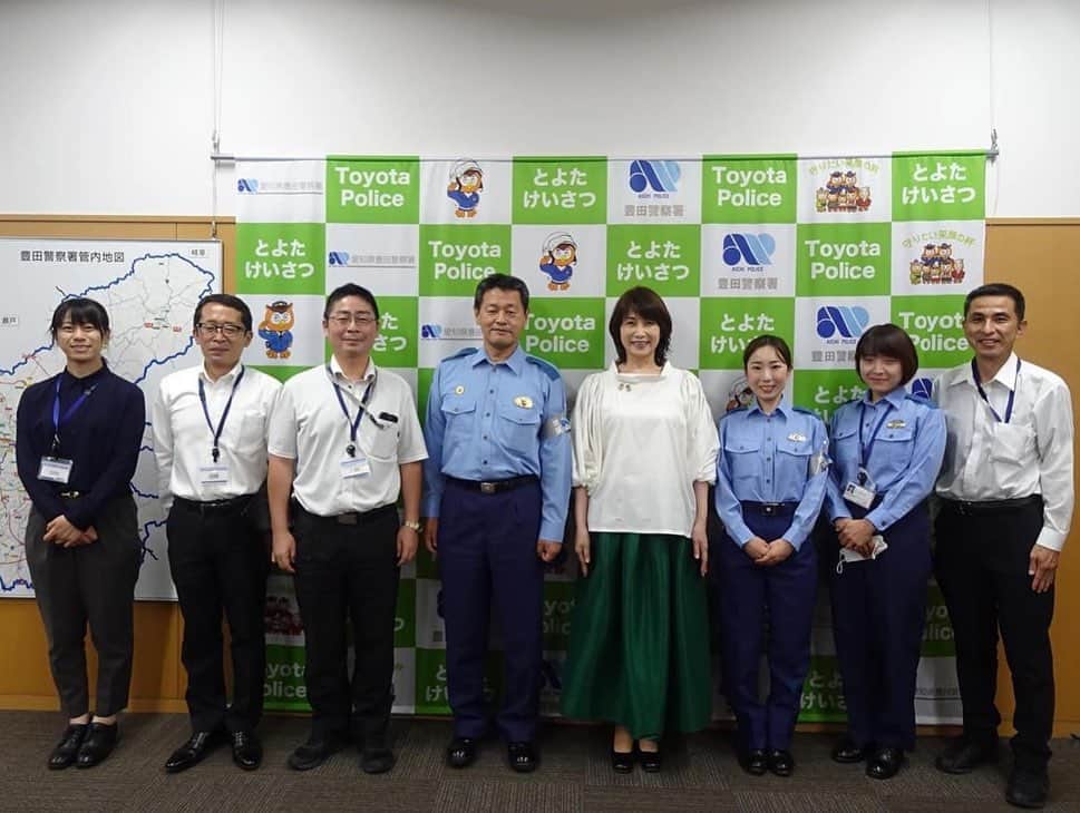 矢野きよ実さんのインスタグラム写真 - (矢野きよ実Instagram)「豊田警察署の野村署長より 一日警察署長に任命され、当日は豊田警察署のオレオレ詐欺や架空請求詐欺の特殊詐欺に関する寸劇や、特殊詐欺危険ポイントのお話を野村署長させていただきそして50分ほど特別講演をさせていただきました。 令和4年は愛知県だけで20億を超える被害がありました。 尊いお金をだまされてはなるものか！ どんな内容かを知ることが大切です！ 留守番電話機能付きにする 犯人とはとにかく話さないこと お金の話が出たら切ってしまえばいい そして、とにかく相談！  「サギは相談」と書を書かせていただいたオリジナル啓発グッズも配布しました。  野村署長時は東北の震災時は指令部にいらっしゃいました。その後休みの日にはボランティアもされ、いつも同じ想いで東北を語り合います。今年の震災十三回忌には 東北にいらっしゃり、 石巻雄勝の海で黙祷を捧げました。 野村署長は女川へ私たち無敵プロジェクトは石巻へ…… 志の高い署長に心からリスペクトです。 　  10月14日(土) 会場：豊田市福祉センター（豊田市錦町1丁目1番地１） 時間：13時30分～15時 お問い合わせ：豊田警察署生活安全課：0565-35-0110 #yanokiyomi #矢野きよ実 #矢野きよ実の書 #豊田警察署」10月15日 23時32分 - yanokiyomi