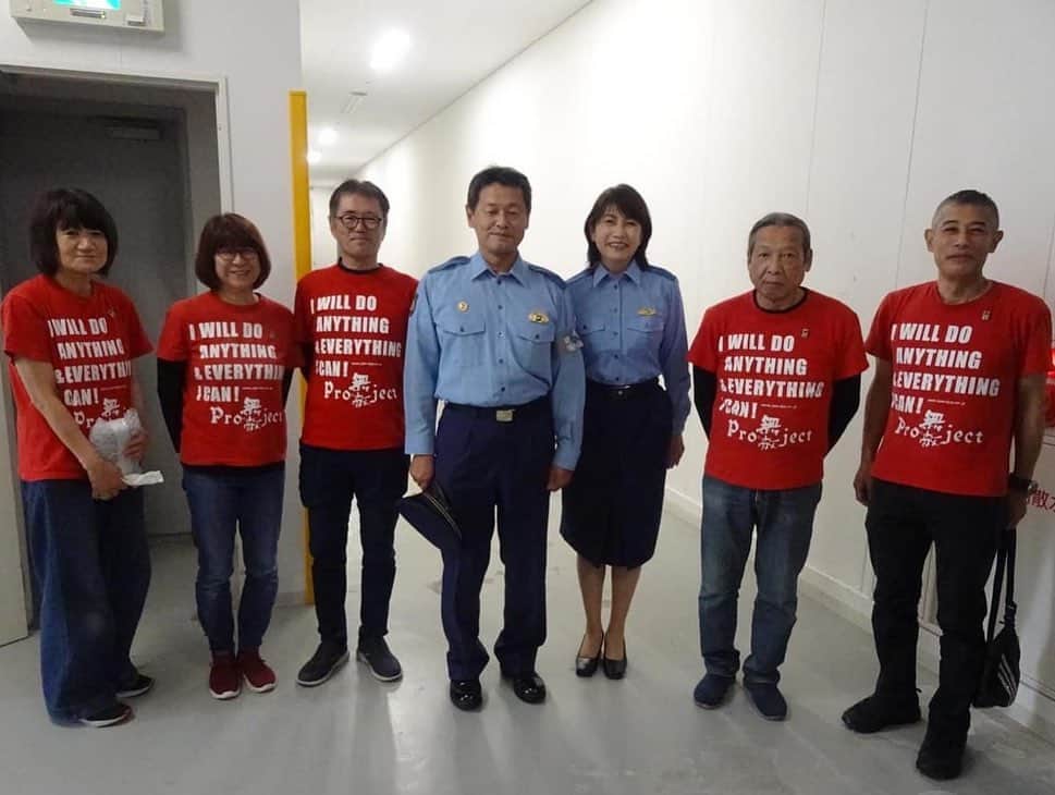 矢野きよ実さんのインスタグラム写真 - (矢野きよ実Instagram)「豊田警察署の野村署長より 一日警察署長に任命され、当日は豊田警察署のオレオレ詐欺や架空請求詐欺の特殊詐欺に関する寸劇や、特殊詐欺危険ポイントのお話を野村署長させていただきそして50分ほど特別講演をさせていただきました。 令和4年は愛知県だけで20億を超える被害がありました。 尊いお金をだまされてはなるものか！ どんな内容かを知ることが大切です！ 留守番電話機能付きにする 犯人とはとにかく話さないこと お金の話が出たら切ってしまえばいい そして、とにかく相談！  「サギは相談」と書を書かせていただいたオリジナル啓発グッズも配布しました。  野村署長時は東北の震災時は指令部にいらっしゃいました。その後休みの日にはボランティアもされ、いつも同じ想いで東北を語り合います。今年の震災十三回忌には 東北にいらっしゃり、 石巻雄勝の海で黙祷を捧げました。 野村署長は女川へ私たち無敵プロジェクトは石巻へ…… 志の高い署長に心からリスペクトです。 　  10月14日(土) 会場：豊田市福祉センター（豊田市錦町1丁目1番地１） 時間：13時30分～15時 お問い合わせ：豊田警察署生活安全課：0565-35-0110 #yanokiyomi #矢野きよ実 #矢野きよ実の書 #豊田警察署」10月15日 23時32分 - yanokiyomi