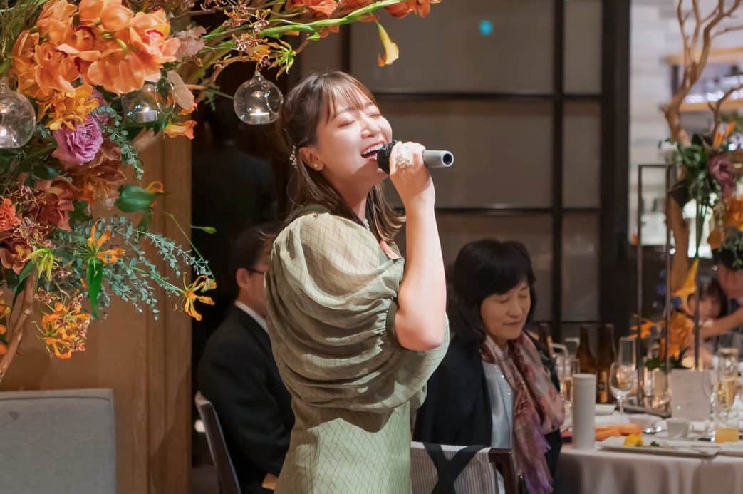 新井和佳奈さんのインスタグラム写真 - (新井和佳奈Instagram)「実は実は、、、、、  友人の結婚式で歌を歌わせて頂きました🕊💐 あみにとって人生で本当に大切な日に 歌えて私は幸せでした…！！！  そして、、歌が素敵だったと声かけてくれたり、SNSでメッセージくれたり、とっても嬉しかったな…  たくさん話して決めて " アイノカタチ "を歌いました、、、  素敵すぎるお写真を頂いたのでこちらであげさせてださい🙇 あみに似合うオレンジのお花がたくさん会場いっぱいに並んでたな〜ーー🤲」10月15日 23時33分 - wa_416
