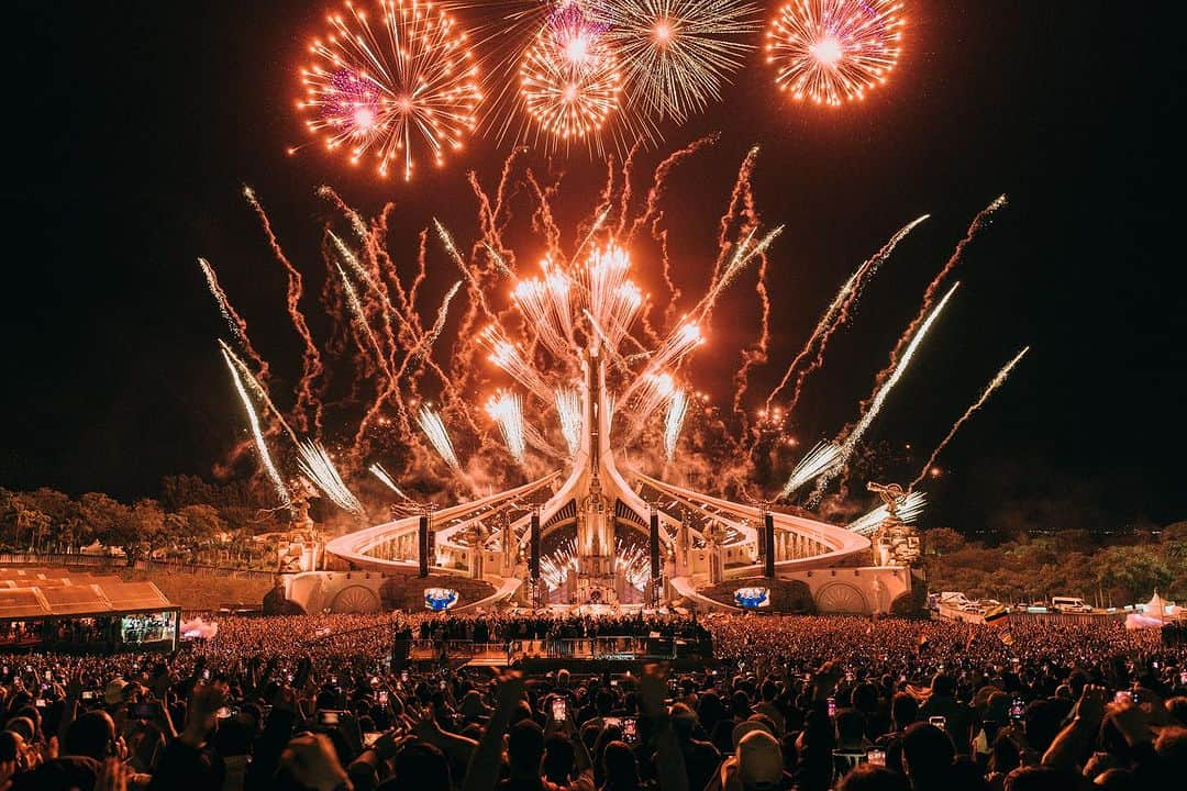 スティーヴ・アンジェロのインスタグラム：「Thank You Brazil and Tomorrowland! This has always felt like home to me! Luckily for me I’ll see you in a couple of weeks for the Swedish House Mafia show! Love you all」