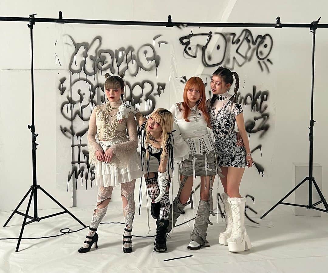 香椎かてぃのインスタグラム：「Haze離輪羽夢ツアーファイナルありがとうございました。 このツアーを通して何度も逃げたい時がありましたが、自分がどんな状況であってもメンバーは自分のやるべきことをやって、こんな私を待って、ずっとそばで支えてくれました。 悔しい、クソと思うことばかりですが この気持ちを大事にしてバンドを続けていきたいです。 これからもHazeをよろしくお願いします 本当にありがとうございました。」