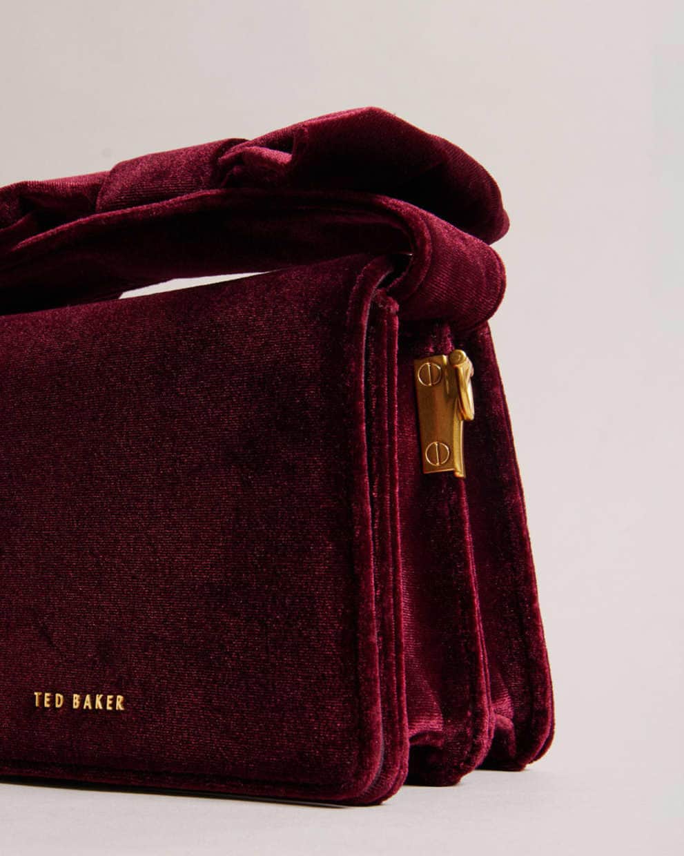 Ted Bakerのインスタグラム：「This seasons must-have party bag.  #TedBaker #AGrandGoodTime」