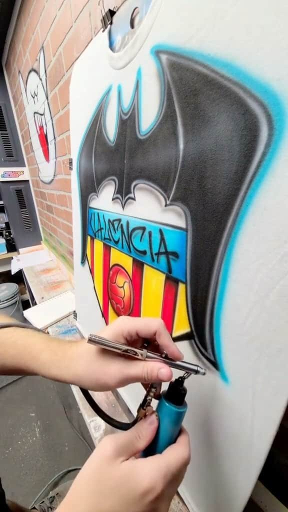 バレンシアCFのインスタグラム：「VCF street art 🦇🖌   By: @dale_the_airbrush_guy」