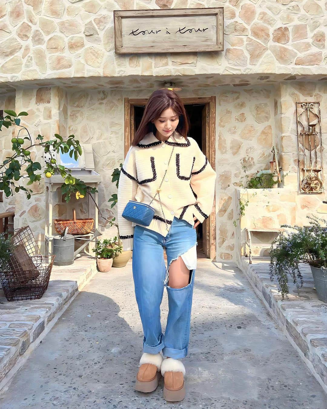 一木美里のインスタグラム：「outfit of the day of new moon🌑🩵空の色がきれいでたくさん写真撮っちゃう🌌  #outfit#newmoon#コーデ#秋コーデ#ソウルカフェ」