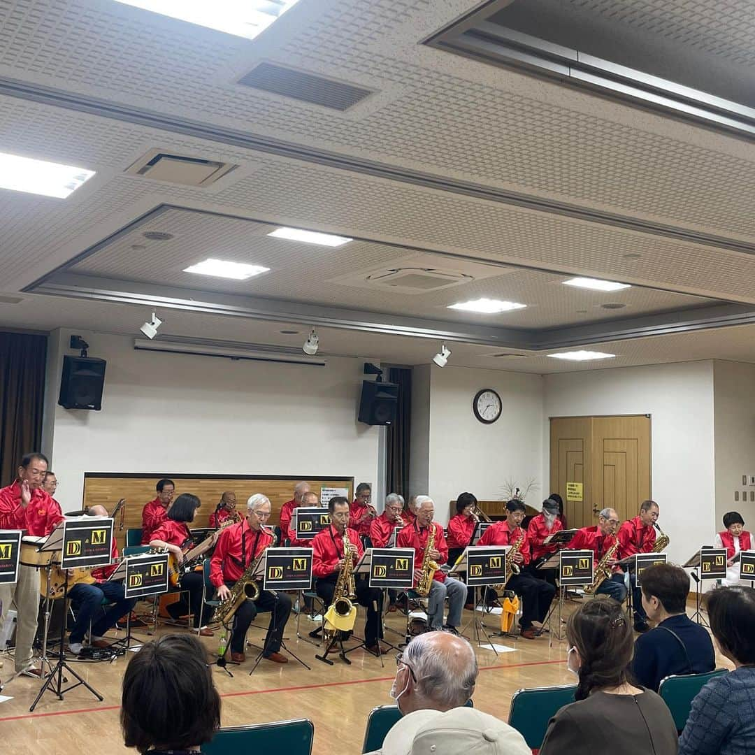 生島早織さんのインスタグラム写真 - (生島早織Instagram)「久々の〜🎵  音楽会🎷🎺🪇📯  コンサート🎵⁉️  詳細を確認せずに行ったら・・・  奏者と観客の平均年齢が70オーバー✨  勿論曲も〜🎵  間違いなく、私1番若かった🤣  でも、曲は全て聞いた事のある曲で、しっかり楽しめました🎵😊  子供達も一緒に来る予定だったけど、別の用事が入り大人だけで❣️ 正解だったかな😁  アンコール🎵が・・・  最後の曲終わる前に声が上がったり、手拍子がバラバラだったり🤣  別の楽しみも沢山ありました。  メンバーの中で最高齢は93歳❣️ レジェンドトランペッター🎺  過去に美空ひばりさんなどの大物歌手とも共演したそうです✨  自宅に戻って〜  ピアノ弾きたくなった私でした😅  #音楽鑑賞 #昭和曲 #音楽会 #コンサート #近所のお爺ちゃん達 #ほのぼのコンサート」10月15日 23時43分 - saori.ikushima