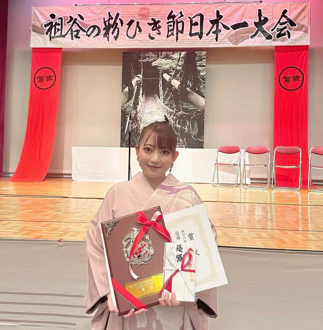 大河内美紗さんのインスタグラム写真 - (大河内美紗Instagram)「祖谷の粉ひき節日本一大会✨ 徳島県民謡『祖谷の粉ひき節』で優勝いただきました🏆😭 ご縁いただいたこの唄で三好市、秘境祖谷の素晴らしさ、民謡の楽しさを伝えていきたいです✨ 大切に唄い続けて参ります⭐️ 祖谷のかずら橋は相変わらず怖くて足が震えました🫨こわー　琵琶の滝はマイナスイオン満々で気持ちよかった🤍 奥祖谷の二重かずら橋の野猿は故障中で残念だったけど、次回は野猿で川を渡りたい❣️ ケーブルカーで向かう絶景祖谷温泉も最高♨️ つるつるのお湯で癒されました☺️ 出会いや再会もありとても嬉しく、温かく迎えてくださりありがとうございました😊 #民謡 #祖谷 #三好市 #祖谷の粉ひき節 #着物 #japan #kimono #民謡旅 #千月流民謡道 #徳島県民謡 #miyoshifinder」10月15日 23時45分 - misa_okochi