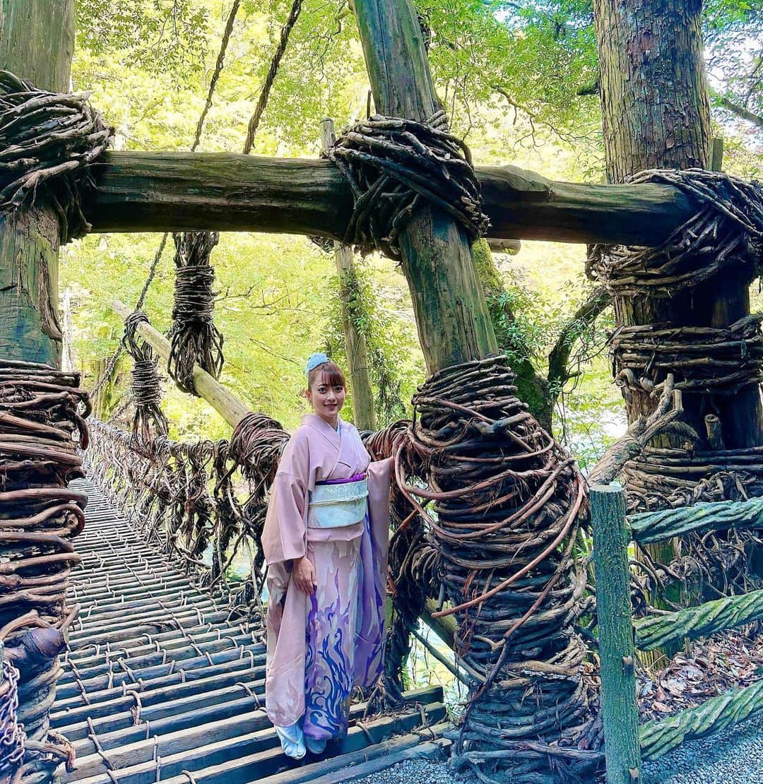 大河内美紗のインスタグラム：「祖谷の粉ひき節日本一大会✨ 徳島県民謡『祖谷の粉ひき節』で優勝いただきました🏆😭 ご縁いただいたこの唄で三好市、秘境祖谷の素晴らしさ、民謡の楽しさを伝えていきたいです✨ 大切に唄い続けて参ります⭐️ 祖谷のかずら橋は相変わらず怖くて足が震えました🫨こわー　琵琶の滝はマイナスイオン満々で気持ちよかった🤍 奥祖谷の二重かずら橋の野猿は故障中で残念だったけど、次回は野猿で川を渡りたい❣️ ケーブルカーで向かう絶景祖谷温泉も最高♨️ つるつるのお湯で癒されました☺️ 出会いや再会もありとても嬉しく、温かく迎えてくださりありがとうございました😊 #民謡 #祖谷 #三好市 #祖谷の粉ひき節 #着物 #japan #kimono #民謡旅 #千月流民謡道 #徳島県民謡 #miyoshifinder」