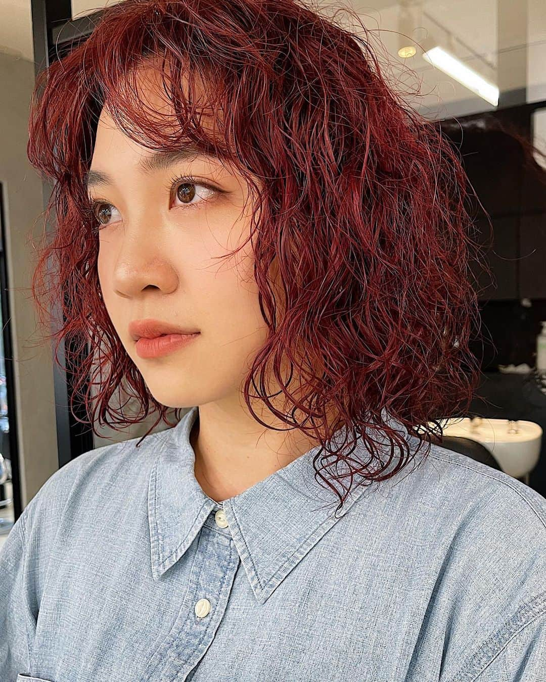 時田健太のインスタグラム：「side part  breachperm  #ブリーチパーマ#ハイトーンパーマ#ブリーチパーマ原宿 #ブリーチパーマ表参道 #ワインレッドヘアカラー #ワインレッドヘア #パーマ女子」