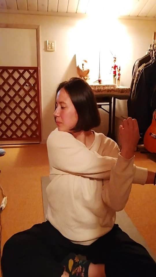 市場紗蓮のインスタグラム：「023/100  いろんな人のおかげでここまで継続できてます！ありがとう！！本当に！　  近所の友人のおうちで慌ててWiFiを借り充電器をかり場所もかり、、、。なんてこった。　おしゃべりしてる声もしっかり拾ってて、ちょっとみなさまどちらさまにも申し訳ない。聞き流して🥺  あったかい人がたくさん。  恩返しするぞー。  いろんな形で。  今日は本当にすごく良いイベントに参加させてもらって、これもシェアしたい。  物語のスタートから完結、ファームトゥテーブルが私はやっぱり大好き。感動する。  素敵なご縁に感謝して。」