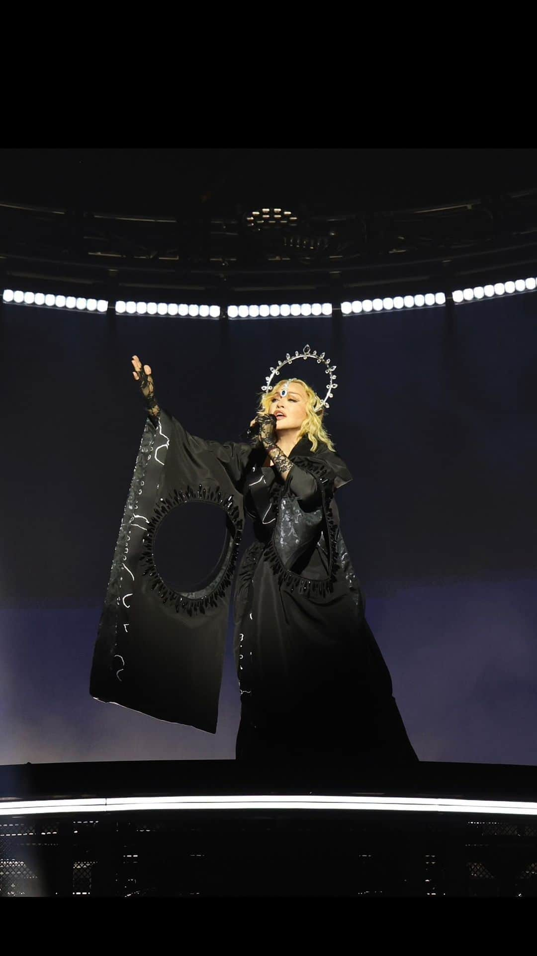 マドンナのインスタグラム：「Thank you LONDON!  Opening Night!  An Evening i will never forget. 🇬🇧♥️  #madonnacelebrationtour」