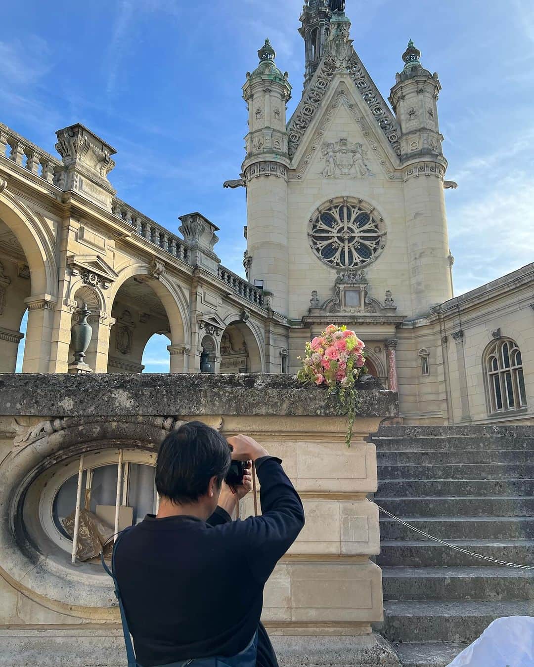 前田典子さんのインスタグラム写真 - (前田典子Instagram)「Parisから近い #シャンティイ城　へ #フラワーアーチストの #谷口敦史 氏　💐の @atsushi_taniguchi  作品撮影に同行させていただきました📸💐 青い空に映える 美しいシャンテ城と 谷口氏のブーケとの💐 コラボが素敵過ぎました💓 #ブラボー👏👏👏   16世紀に建てられたシャンティー城にて 私も貴婦人の様なブーケ💐を持たせていただき記念にパチリ📸　 ありがとうございます❣️ 犬の像が多いシャンティイ城　🐕🐕　 お庭の池には白鳥🦢🦢🦢 鴨🦆🦆🦆🦆がいっぱい 馬も居ます🐴  夏のように暑い日でした☀️ この後に食べたアイスクリーム🍨美味しかった😋  #旅の記録  #マエノリ旅 #フランス🇫🇷  #chateaudechantilly  #CHÂTEAU #CHANTILLY」10月15日 23時50分 - maenorichang