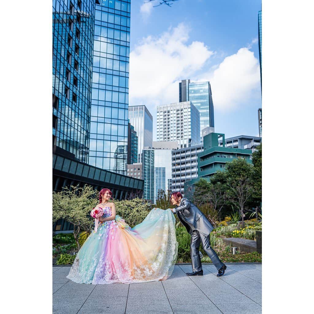 愛ロイヤルウェディングさんのインスタグラム写真 - (愛ロイヤルウェディングInstagram)「お客様よりコメントいただきました。  写真のNICOLEのドレスの色合いとレースの繊細さに一目惚れしてドレス縛りで取扱店を探していたところ、愛ロイヤルウェディング様に辿り着きました。 私は身長が145㎝くらいなのでサイズが不安でしたが、3号の取り扱いがありとてもありがたかったです。 また社長のお心遣いで同ブランドからタキシードを選ばせていただき、夫も好きな衣装を選ぶことができて二人とも大喜びでした！ 作りたいアルバムのイメージが自分の中にあったため、データ納品も譲れない点でしたがご対応くださり相談してみて本当に良かったです。 撮影も色々撮りたいカットをお伝えしていたのですが、とてもスムーズにカットに合わせて室内・屋外両方で撮影できて終始楽しい時間を過ごすことができました。 私は拘りが強い方なのですが、やりたいことを全てやり切ったと思えるほど、大変柔軟にご対応いただき感謝でいっぱいです。   ウエディングフォトを検討されている方は、ぜひ自分のために自分が一番着たいドレスで、新婦だけでなく新郎も自分が着て気分の上がる素敵な衣装で大切な思い出を作っていただけたらなと思います。  #ウェディングドレス  #カラードレス #タキシード #プレ花嫁#花嫁#卒花嫁 #前撮り#後撮り #東京前撮り #結婚写真 #写真だけの結婚式 #ドレス撮影 #スタジオ撮影 #フォト婚 #フォトウエディング #フォトウェディング #ウェディングフォト #ブライダルフォト #愛ロイヤルウェディング #愛ロイヤルウエディング #airoyalwedding #日本中のプレ花嫁さんと繋がりたい  #全国のプレ花嫁さんと繋がりたい  #結婚式」10月15日 23時50分 - airoyal.wedding