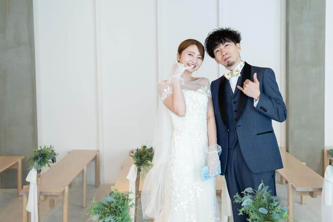 JUNO TENJINのインスタグラム：「Real Wedding  weekendhouseにて 挙式を挙げられたお客様より 素敵なお写真が届きました🕊️  自然光あふれるチャペルに ドレスの繊細な刺繍と美しいシルエットが活きる ご新婦様の運命の一着  アットホームな雰囲気の会場と リーフモチーフのドレスに合わせて デニムのタキシードを選ばれたご新郎様  唯一無二のスタイルを楽しんでいただける空間に ぴったりのお二人のコーディネートが 魅力の一枚となりました🕊️  #junowedding  #juno  #wedding  #weddingdress #realwedding #ジュノ #インポートドレス福岡　 #ジュノウェディング  #ウェディングドレス #カラードレス  #ウェディングドレス迷子  #カラードレス迷子　 #ドレス試着  #運命のドレス探し  #プレ花嫁  #九州花嫁  #九州プレ花嫁  #福岡花嫁  #福岡プレ花嫁  #2023秋婚  #2023冬婚  #2024春婚  #junoの前撮り  #juno天神本店」