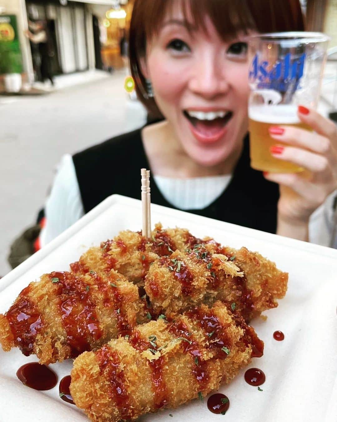 久保田夏菜さんのインスタグラム写真 - (久保田夏菜Instagram)「ひっそり アルコール解禁しました。  わざわざ報告することじゃないけども。  娘は11ヶ月ですが、 上下歯が生えてきて 授乳の時に 毎回傷ができるし 歯を食いしばるから 肩凝りがすごくて。  なんだか卒乳も寂しい気がしたけど 離乳食も3回になったし そんな量が出るわけではないし 夜泣きもないし。  かなしいかな この数日求められたことは 一度もなし。 そんなもんか。  ロケ中の搾乳は大変だなーと思ってたことも  うちはミルクとの混合だから 母乳のみでいけるママはたくさん出ていいなーと思ったことも  産後の授乳は 息を止めるくらい 涙が出るくらい痛くて 授乳時間がやってくるのがつらかったことも （わたしの中では、産むより痛かったという記憶）  今思えば一瞬の出来事だったように思います。  こうやって 娘との毎日もあっという間に過ぎていくんだろうなー。  さ、弱くなってるから 鍛えよ！  #11ヶ月　#女の子　#女の子ママ」10月15日 23時56分 - kanakubota0805